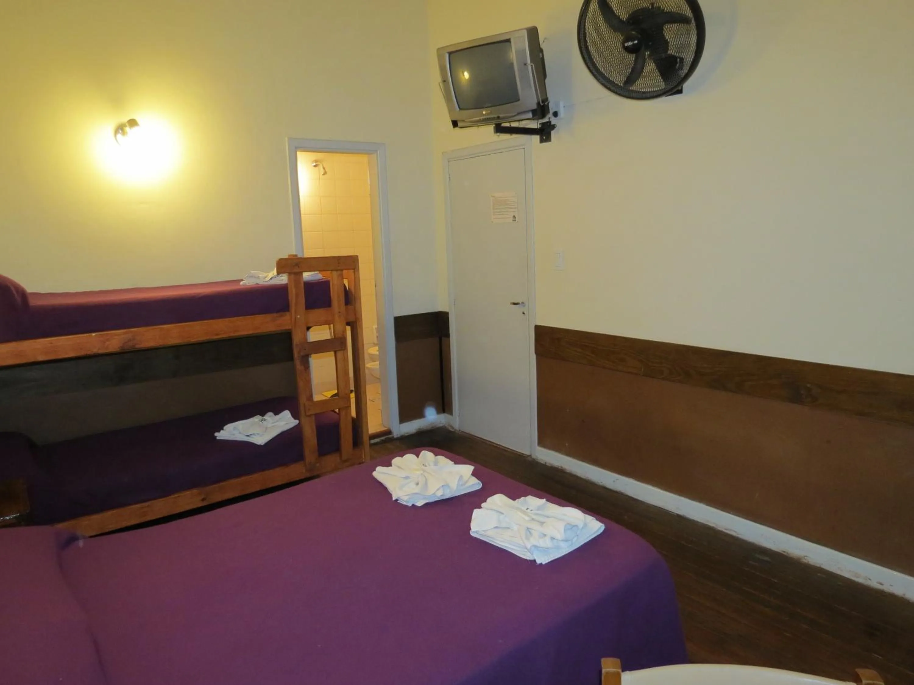 Photo of the whole room, Bed in Hotel Raglan