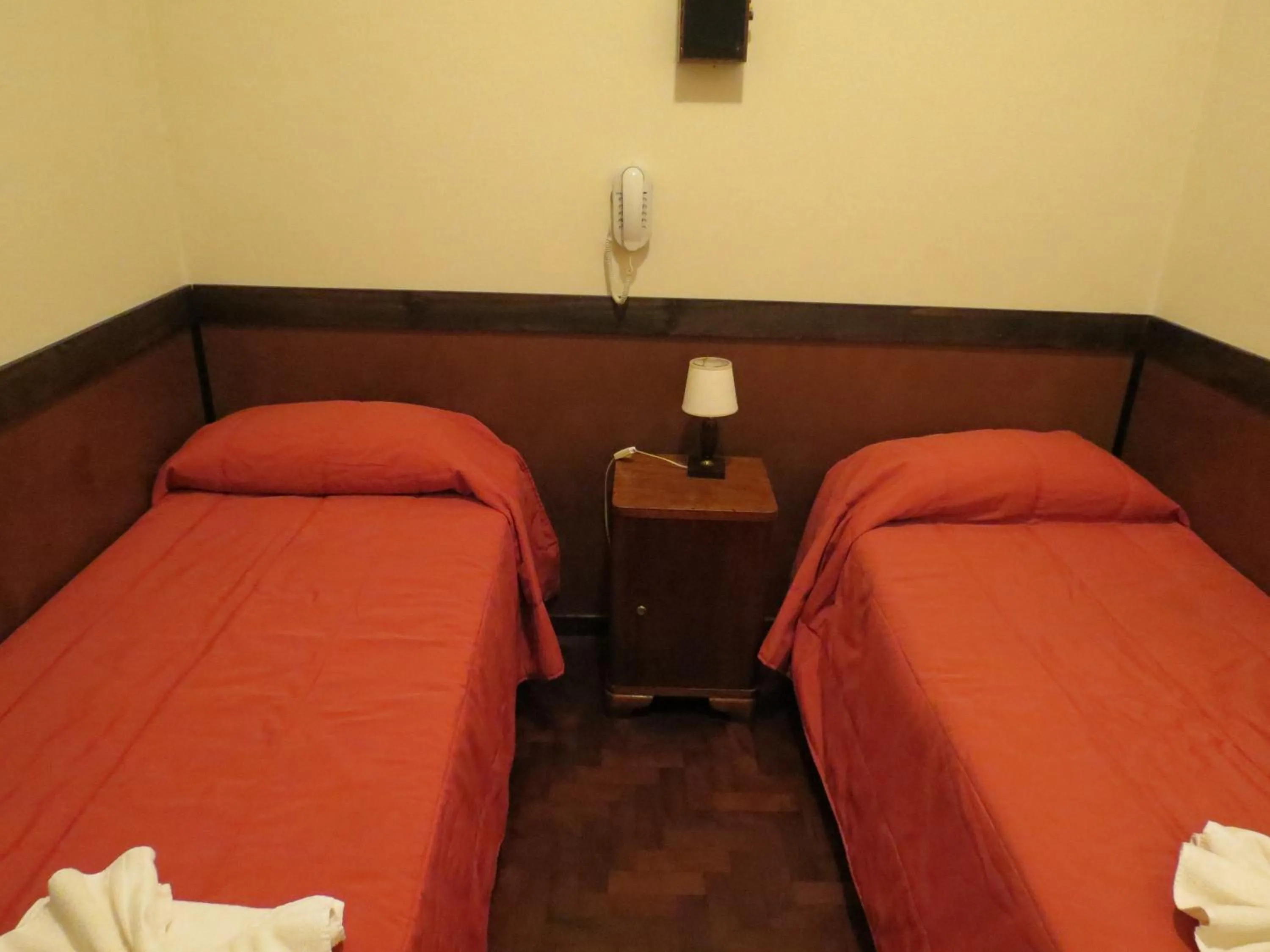 Photo of the whole room, Bed in Hotel Raglan