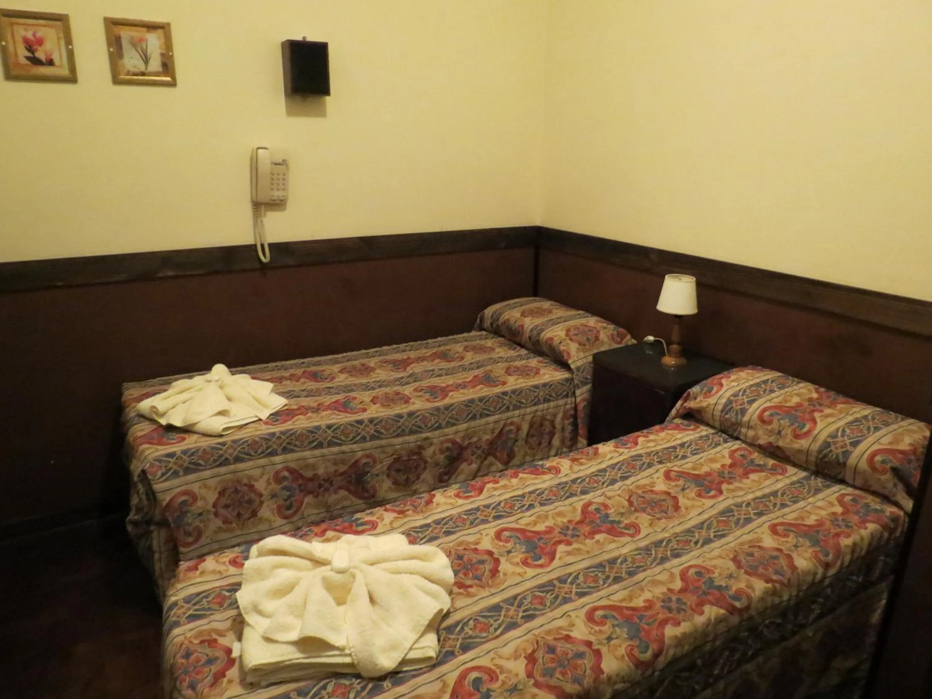 Photo of the whole room, Bed in Hotel Raglan