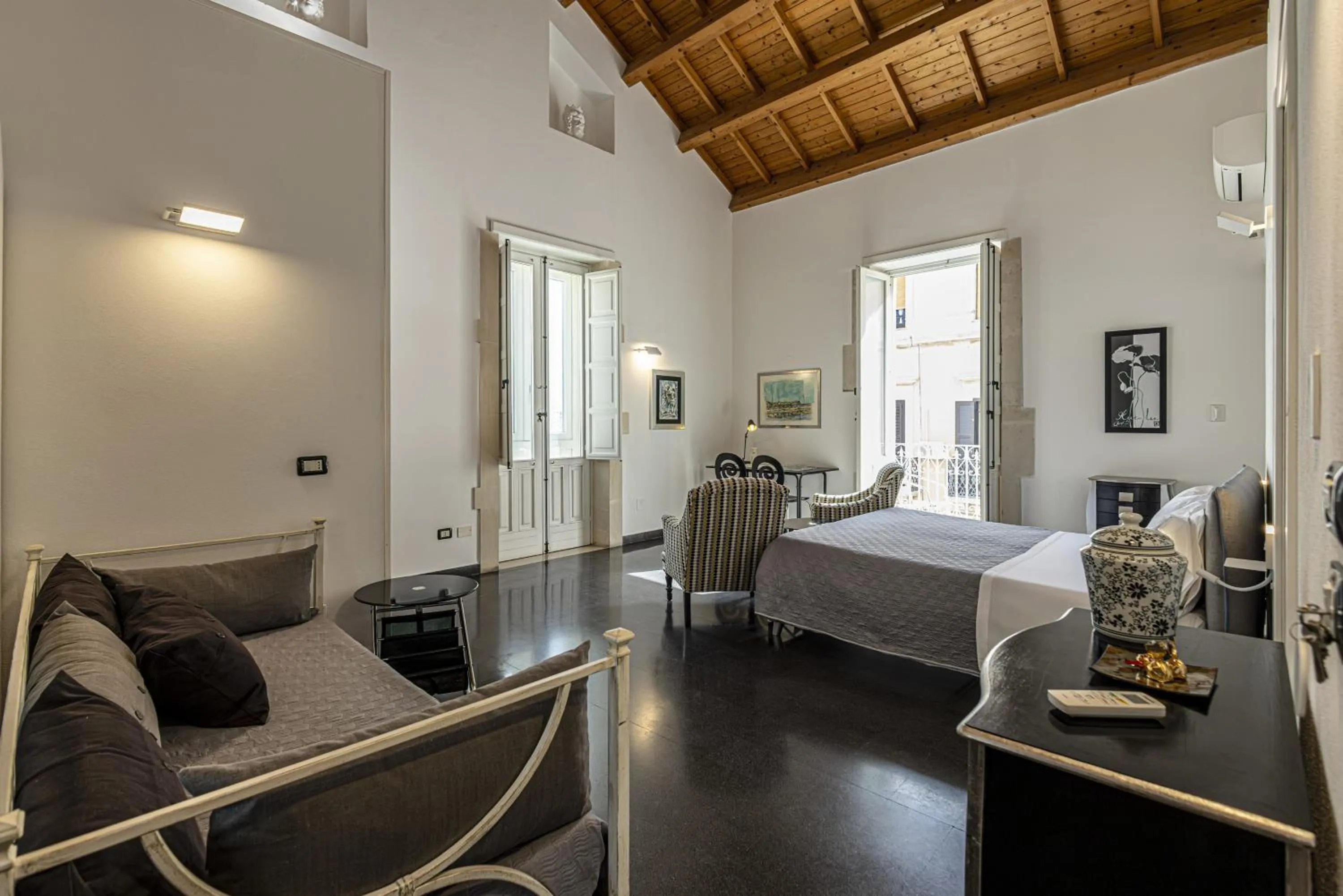 Photo of the whole room in Lakkios charming suites and rooms