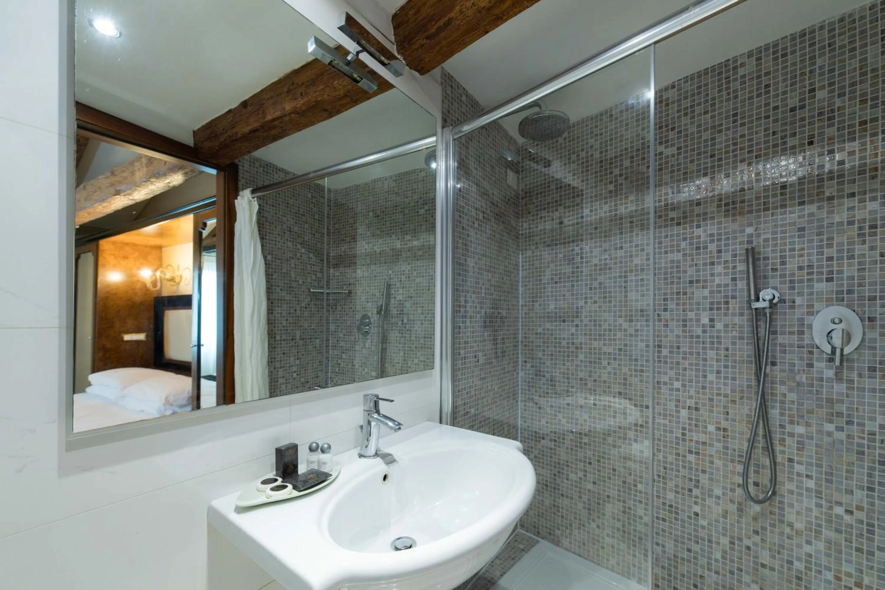 Shower in Hotel Paganelli