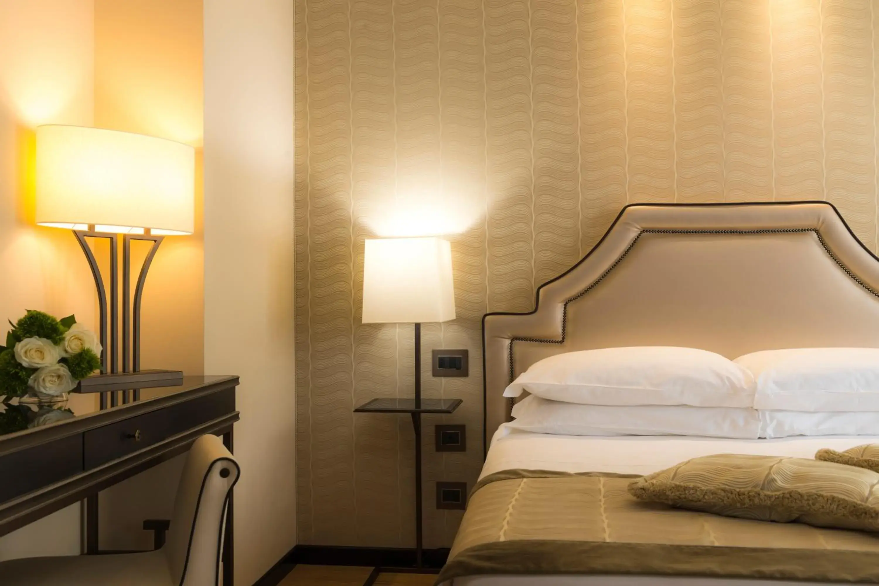 Charming Triple Room with Street View in Hotel Paganelli Charming Triple Room with Street View in Hotel Paganelli