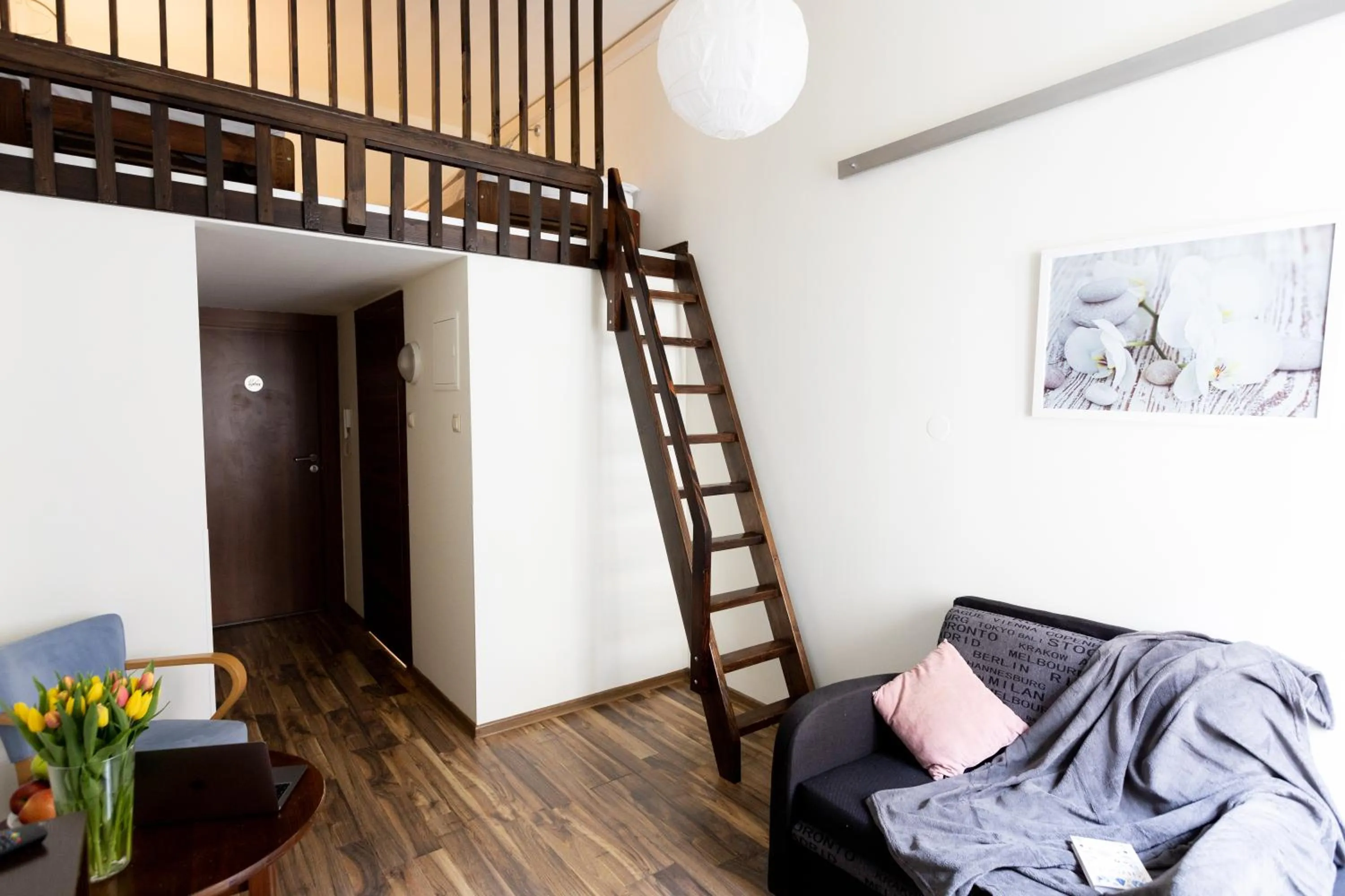 Photo of the whole room, Bed in Salve station