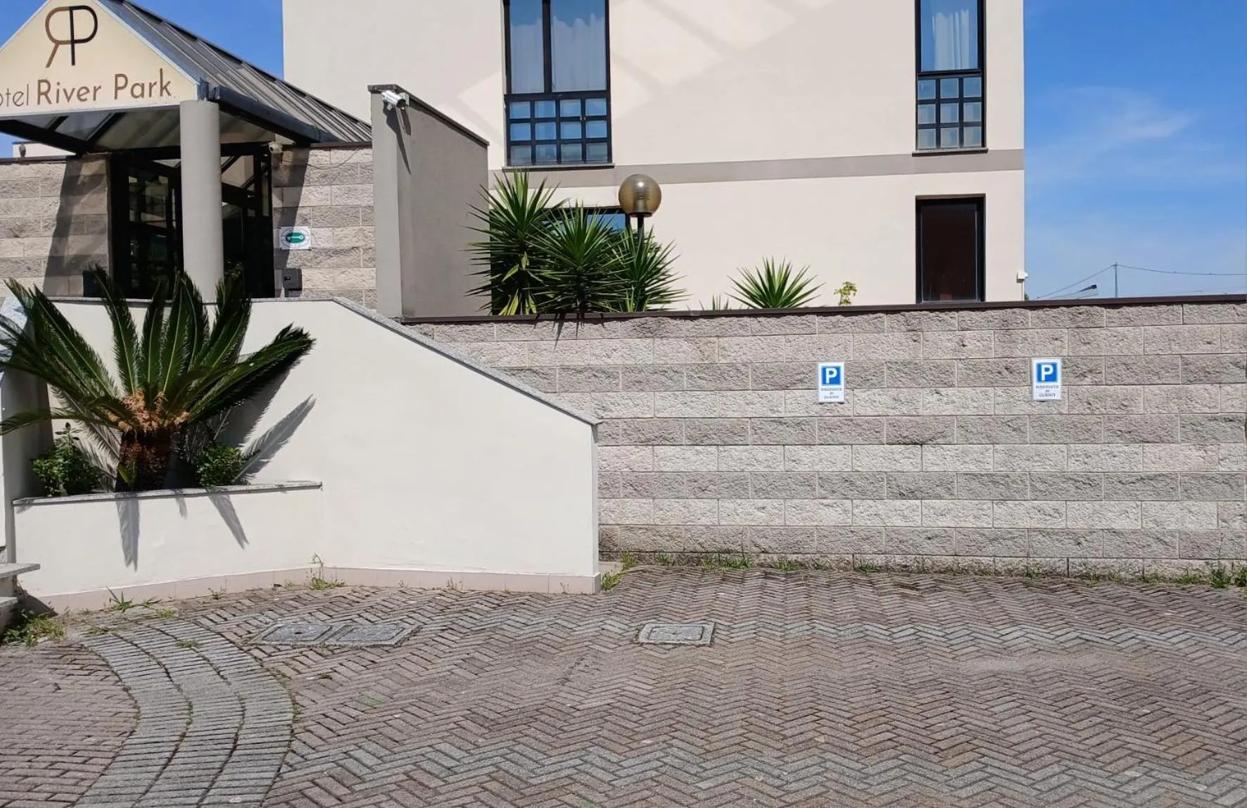 Parking in River Park Hotel