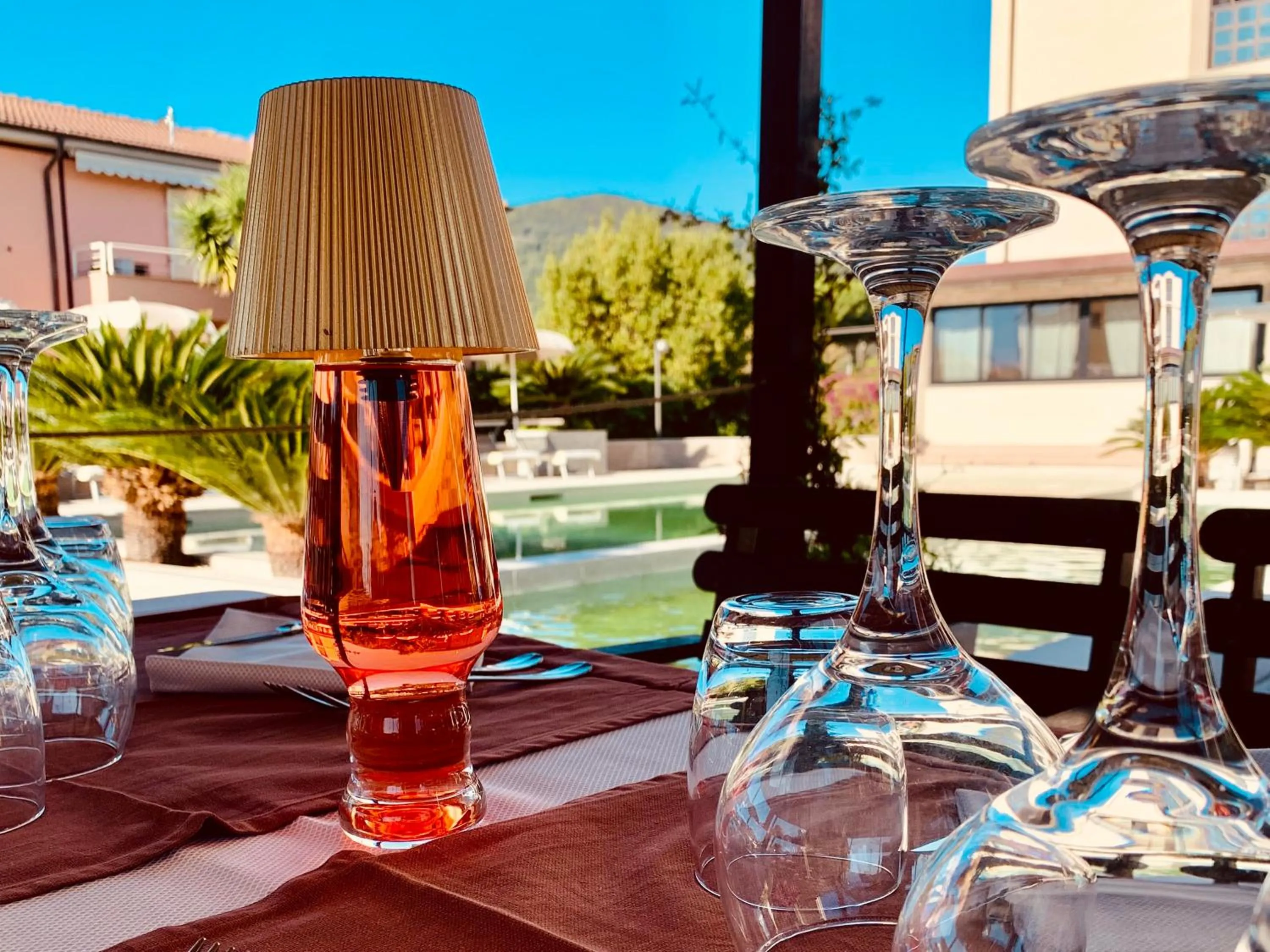 Restaurant/places to eat in River Park Hotel