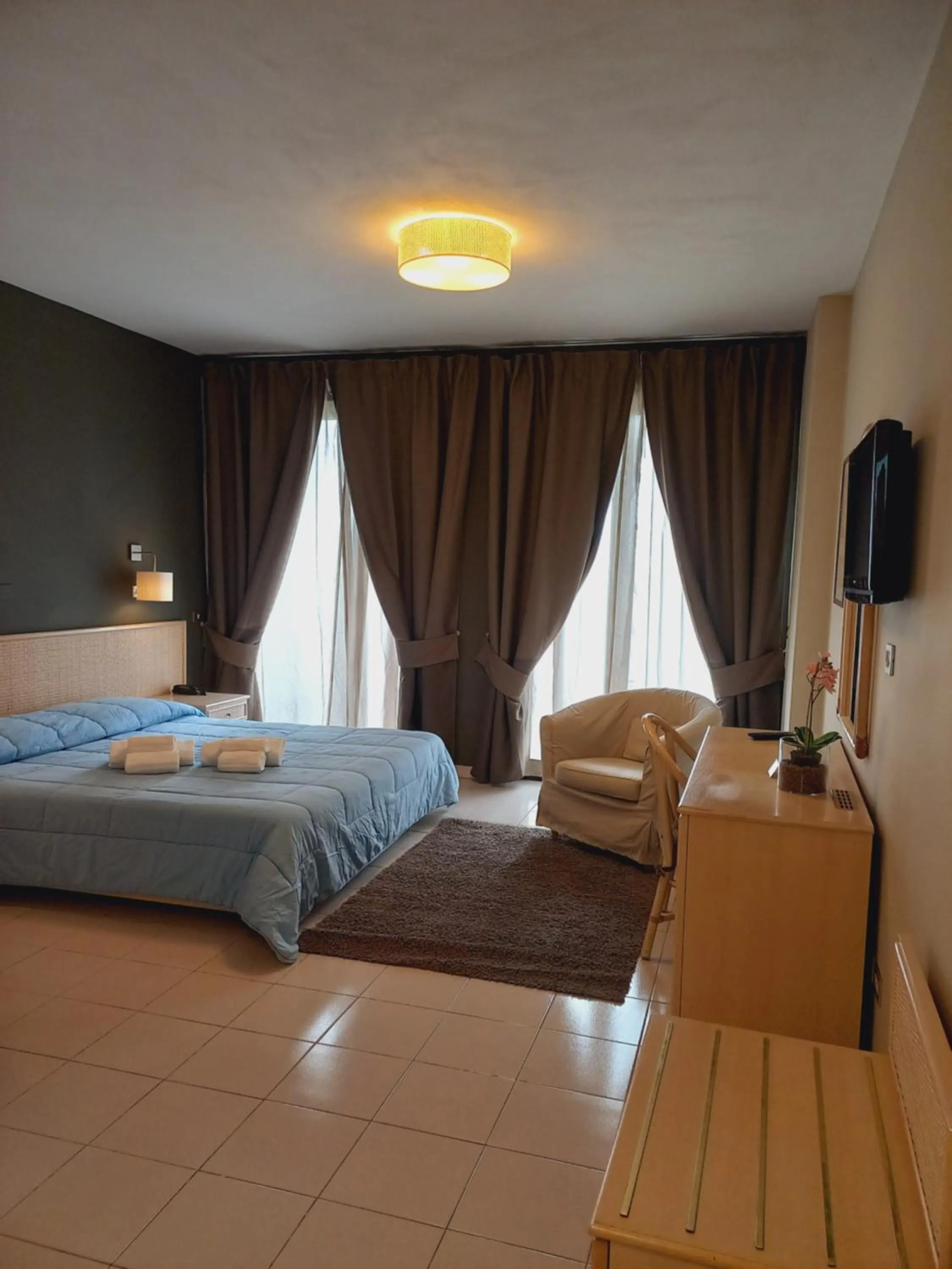 Photo of the whole room, Bed in River Park Hotel