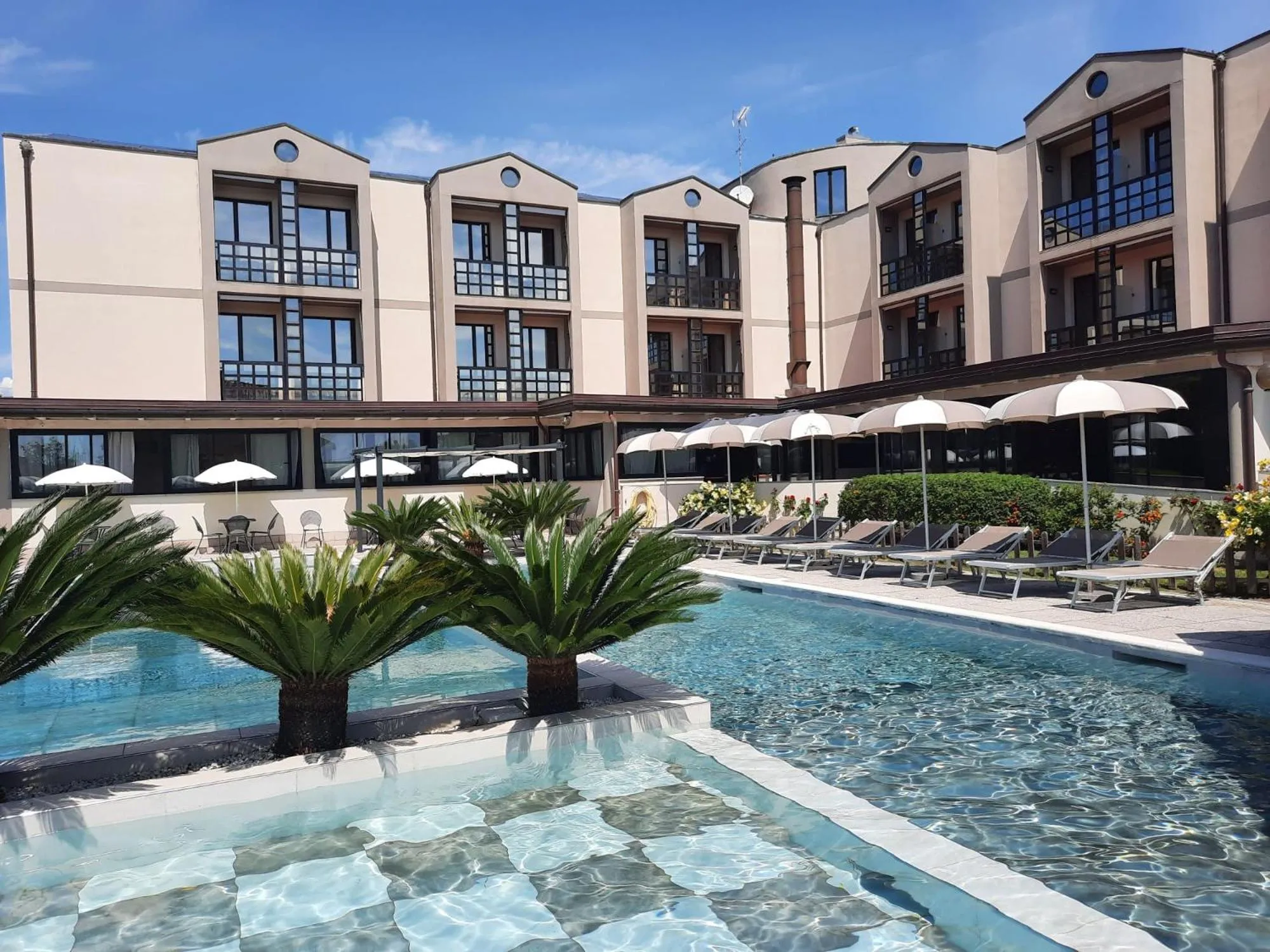 Swimming pool in River Park Hotel