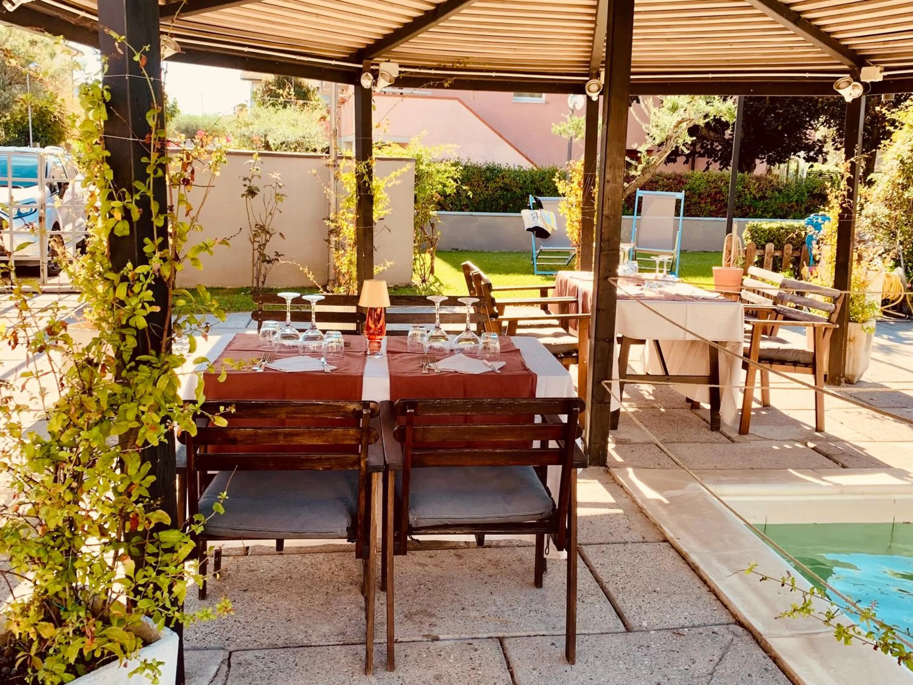 Restaurant/places to eat in River Park Hotel