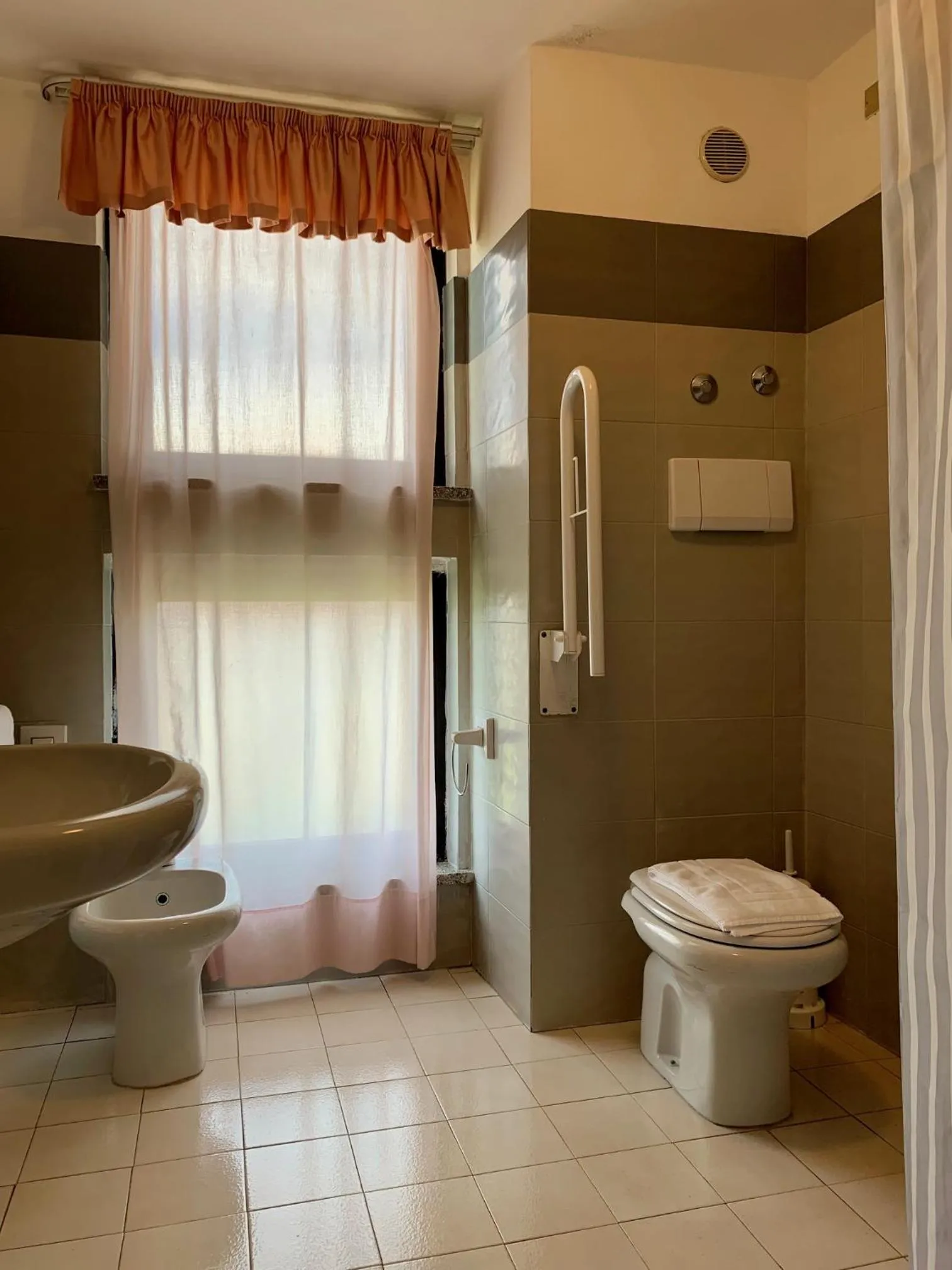 Bathroom in River Park Hotel