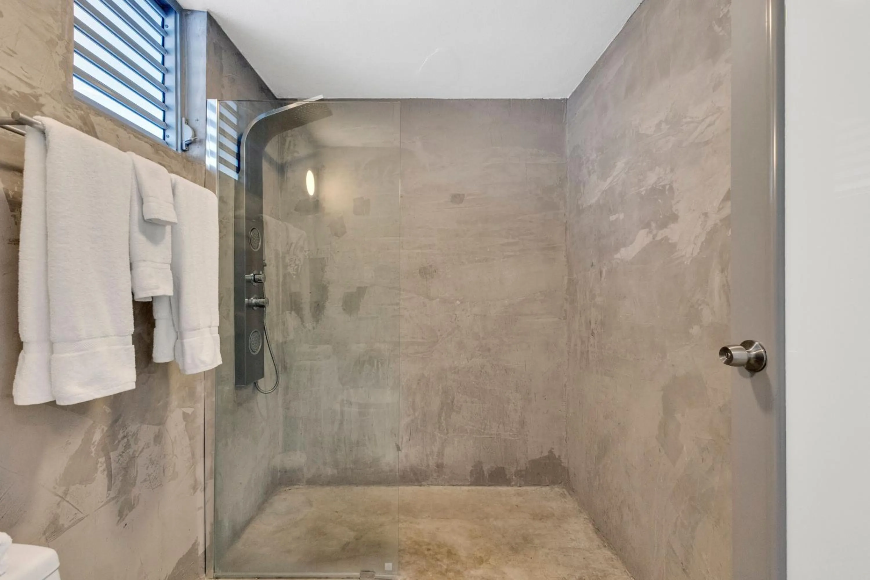 Shower in Viento Beach Lodge