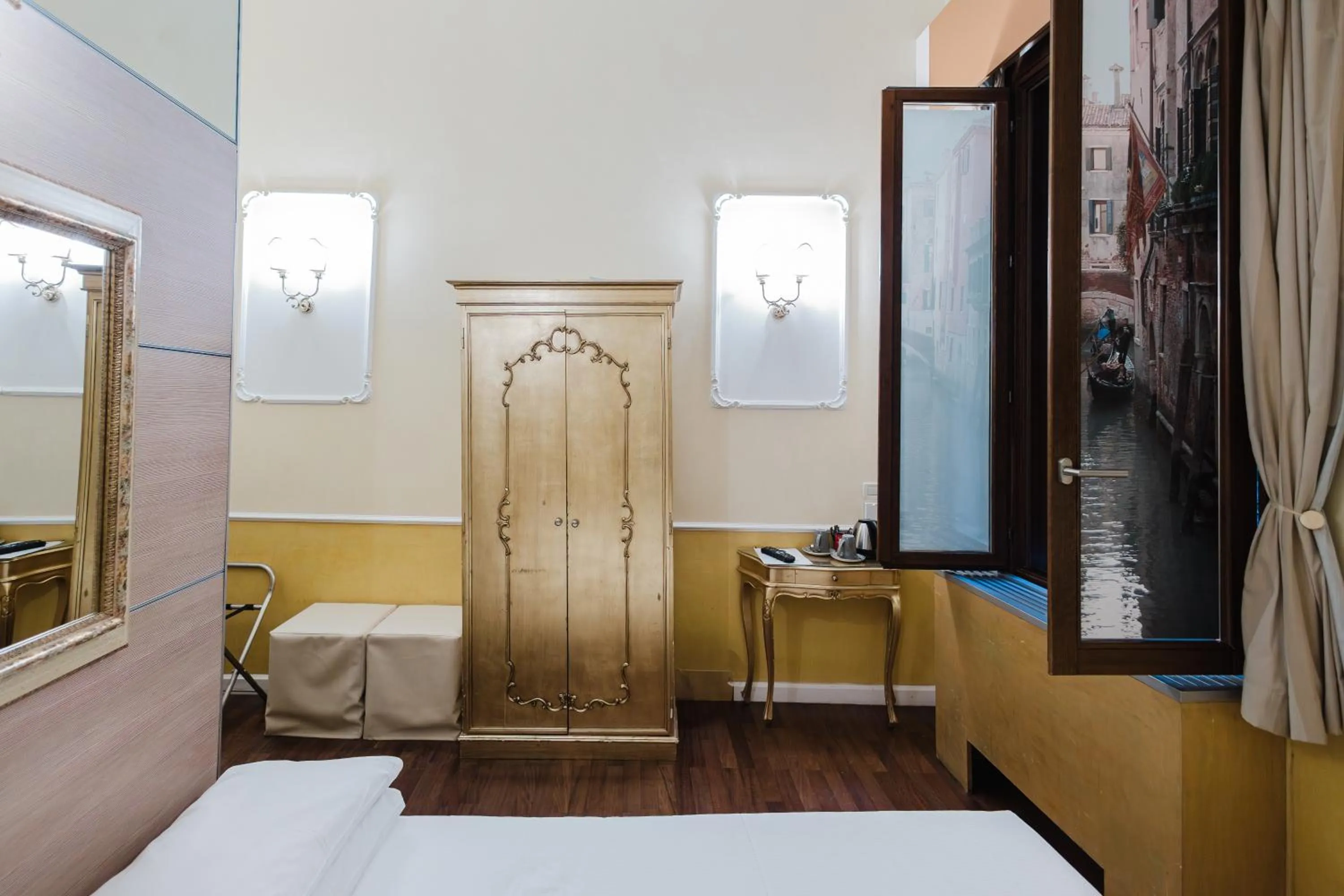 Photo of the whole room, Bed in Sogno di Giulietta e Romeo