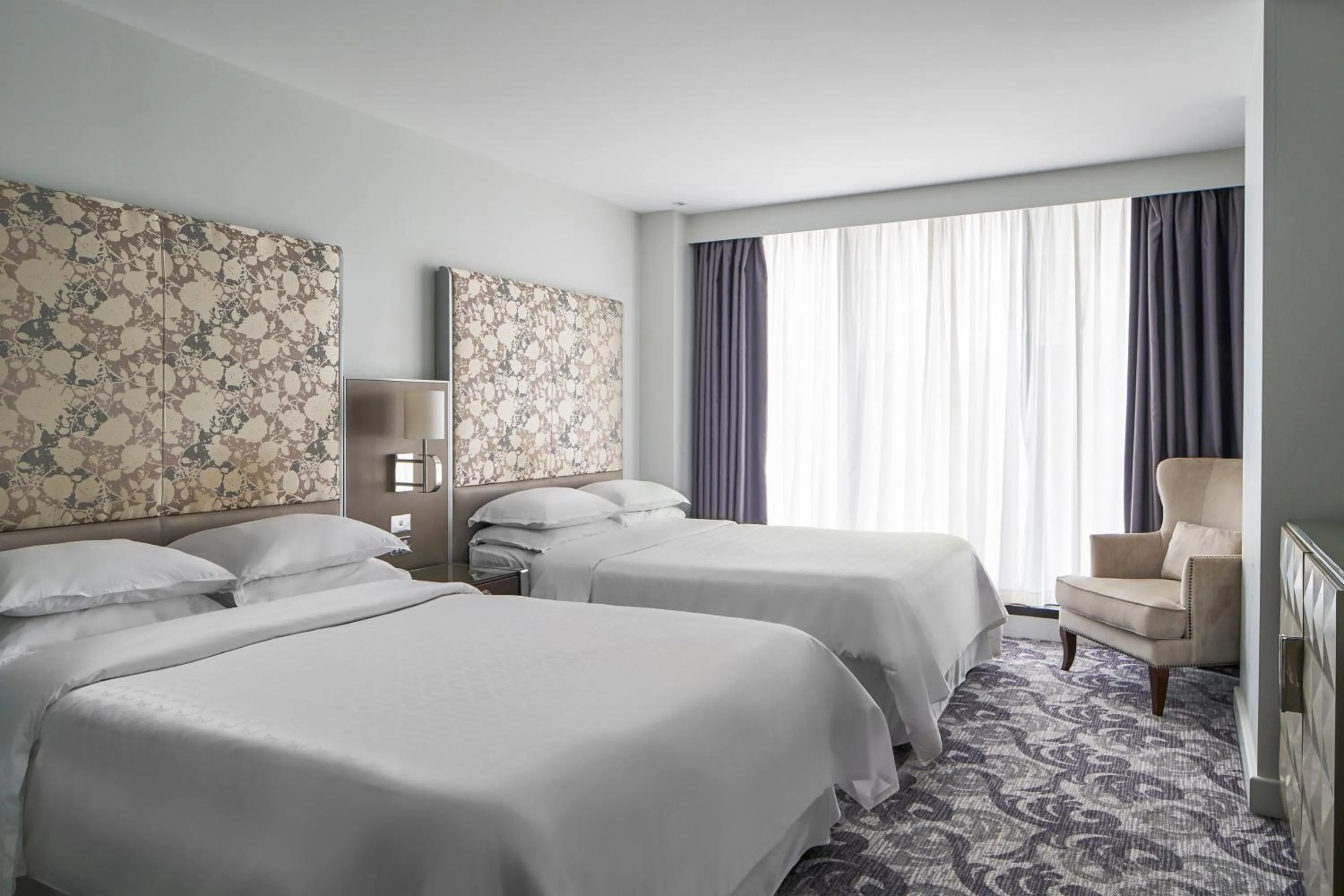 Photo of the whole room, Bed in Sheraton Melbourne Hotel