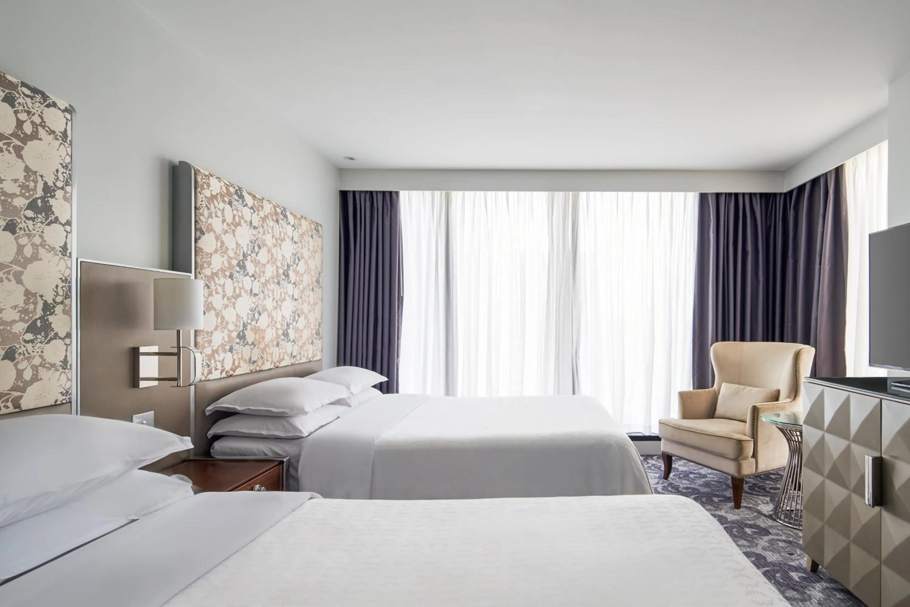 Photo of the whole room, Bed in Sheraton Melbourne Hotel