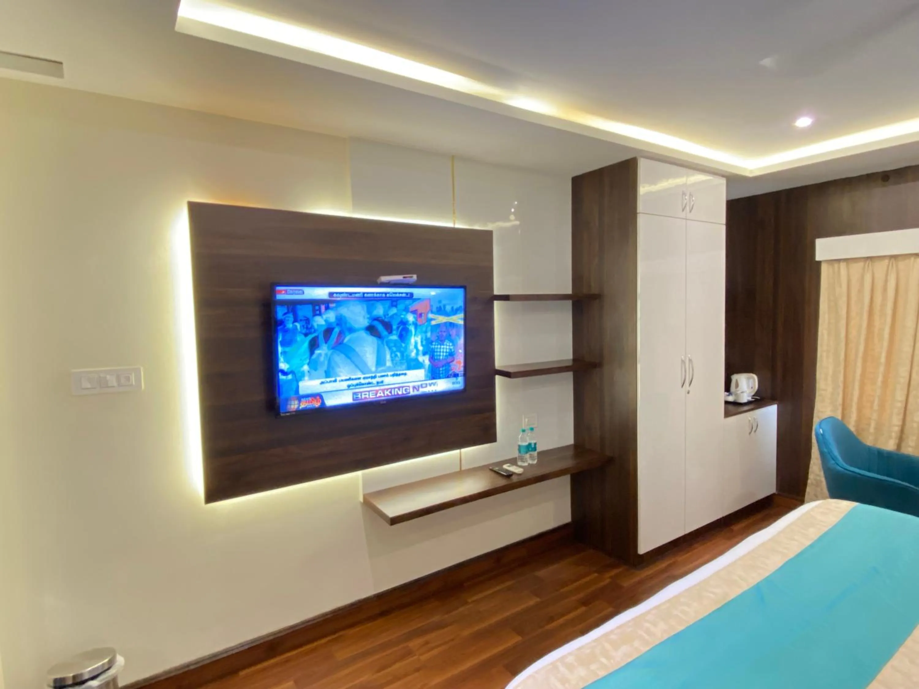 Evening entertainment, Bed in Hilarity Inn