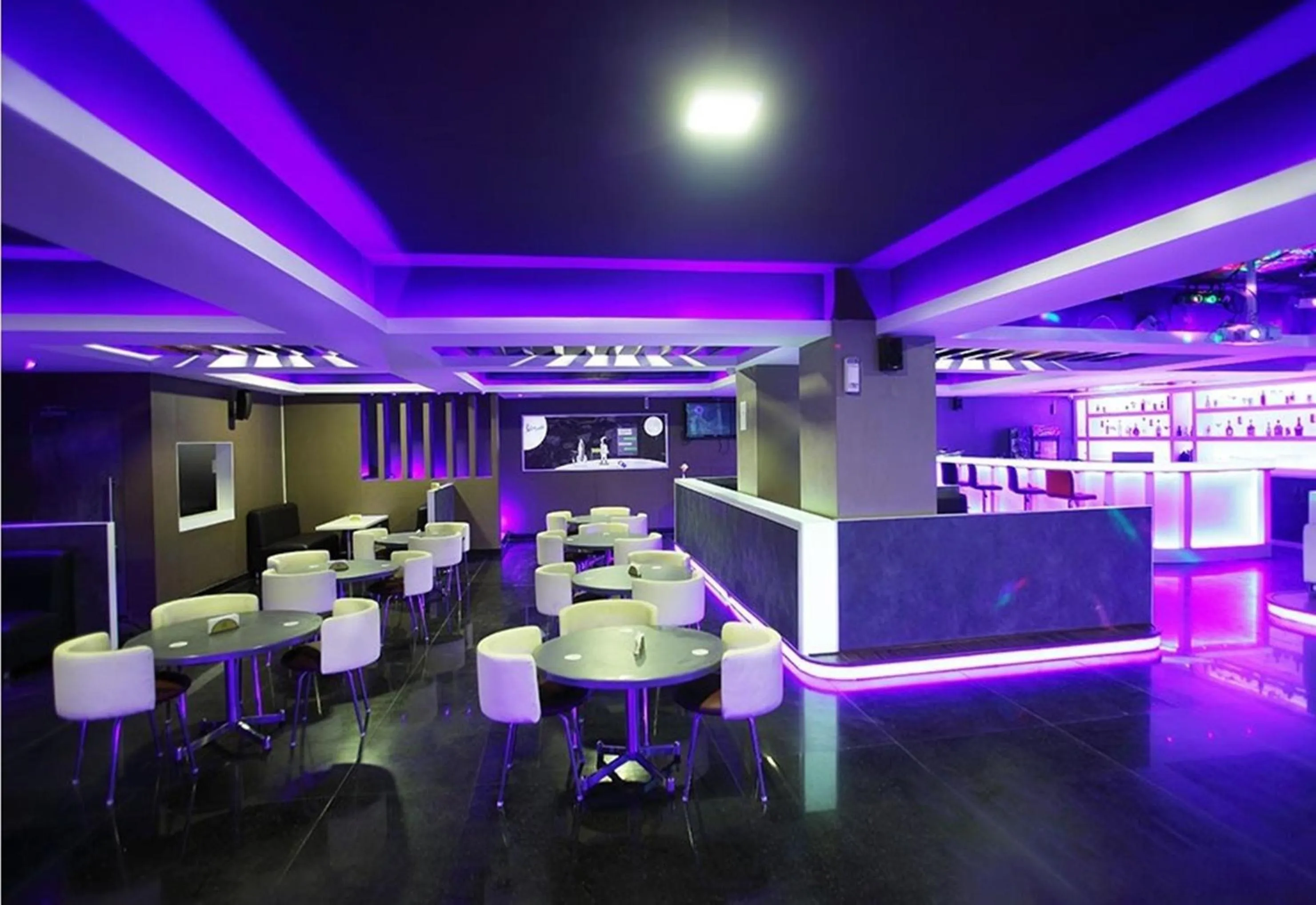 Alcoholic drinks in Hilarity Inn