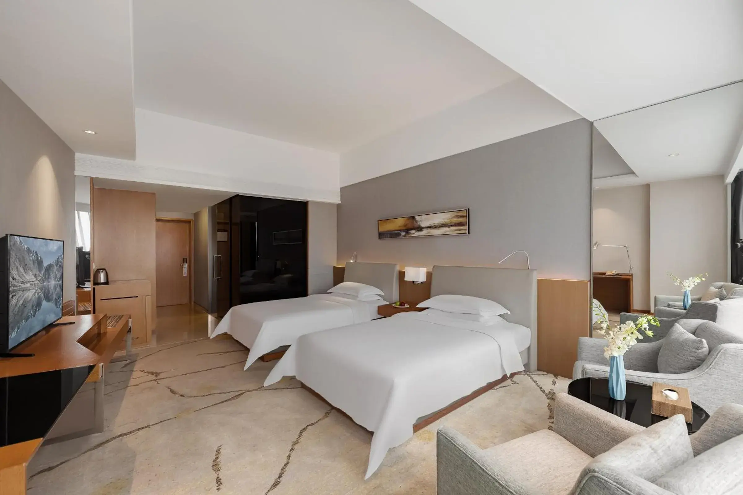 Photo of the whole room, Bed in Huaqiang Plaza Hotel Shenzhen, Enjoy Complimentary Mini Bar & Night Snack, Add breakfast - enjoy complimentary afternoon tea Photo of the whole room, Bed in Huaqiang Plaza Hotel Shenzhen, Enjoy Complimentary Mini Bar & Night Snack, Add breakfast - enjoy complimentary afternoon tea