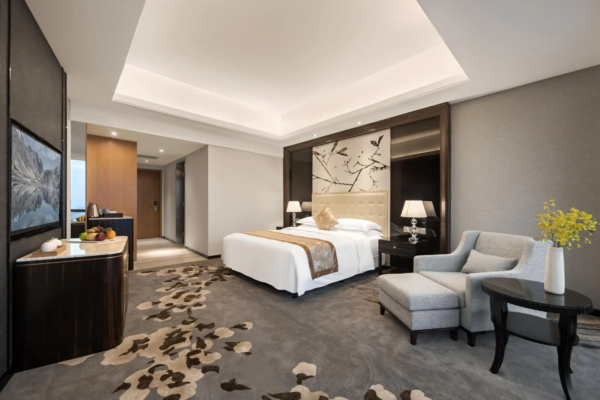 Bed in Huaqiang Plaza Hotel Shenzhen, Enjoy Complimentary Mini Bar & Night Snack, Add breakfast - enjoy complimentary afternoon tea