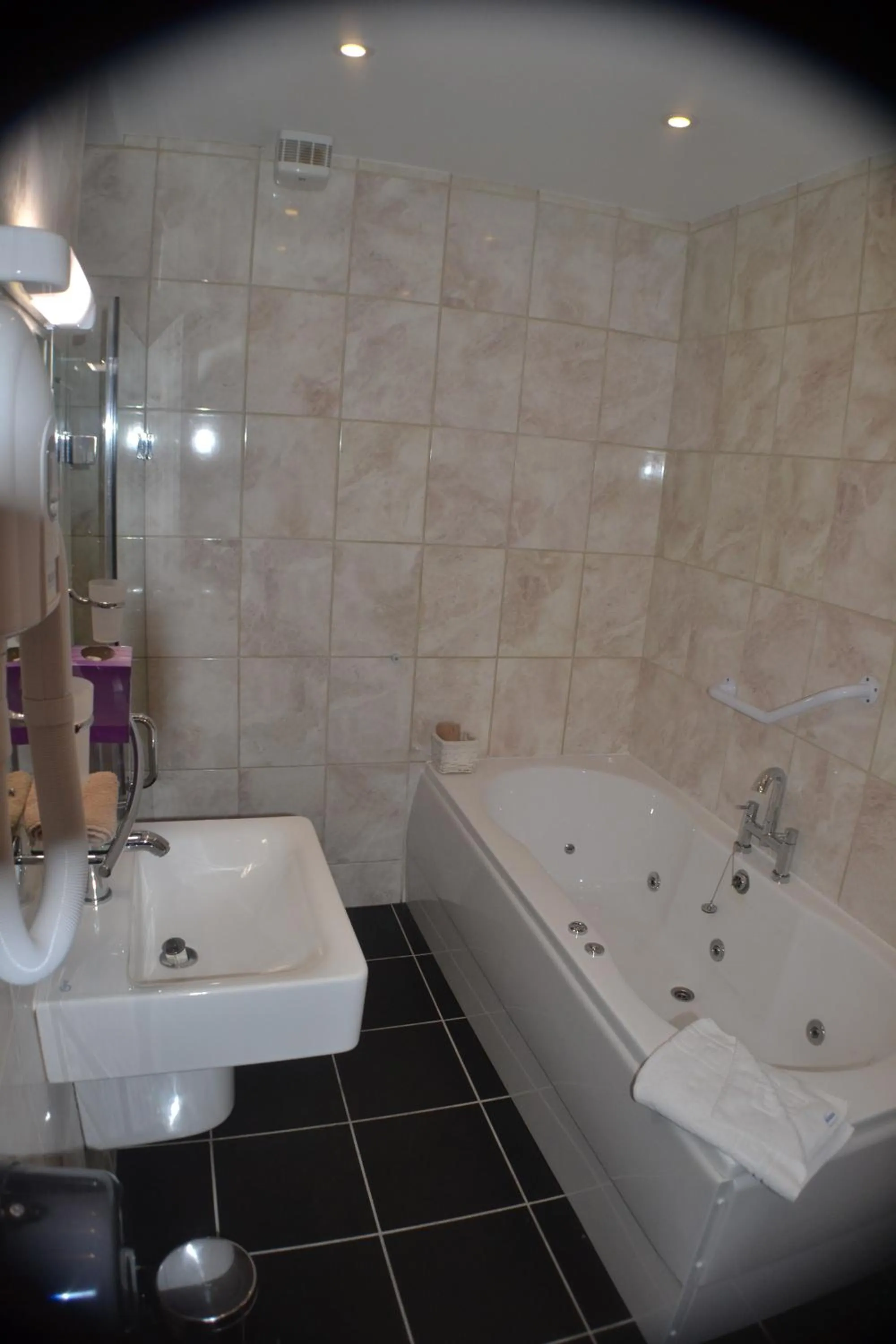 Bathroom in Avonmore House Guest Accommodation