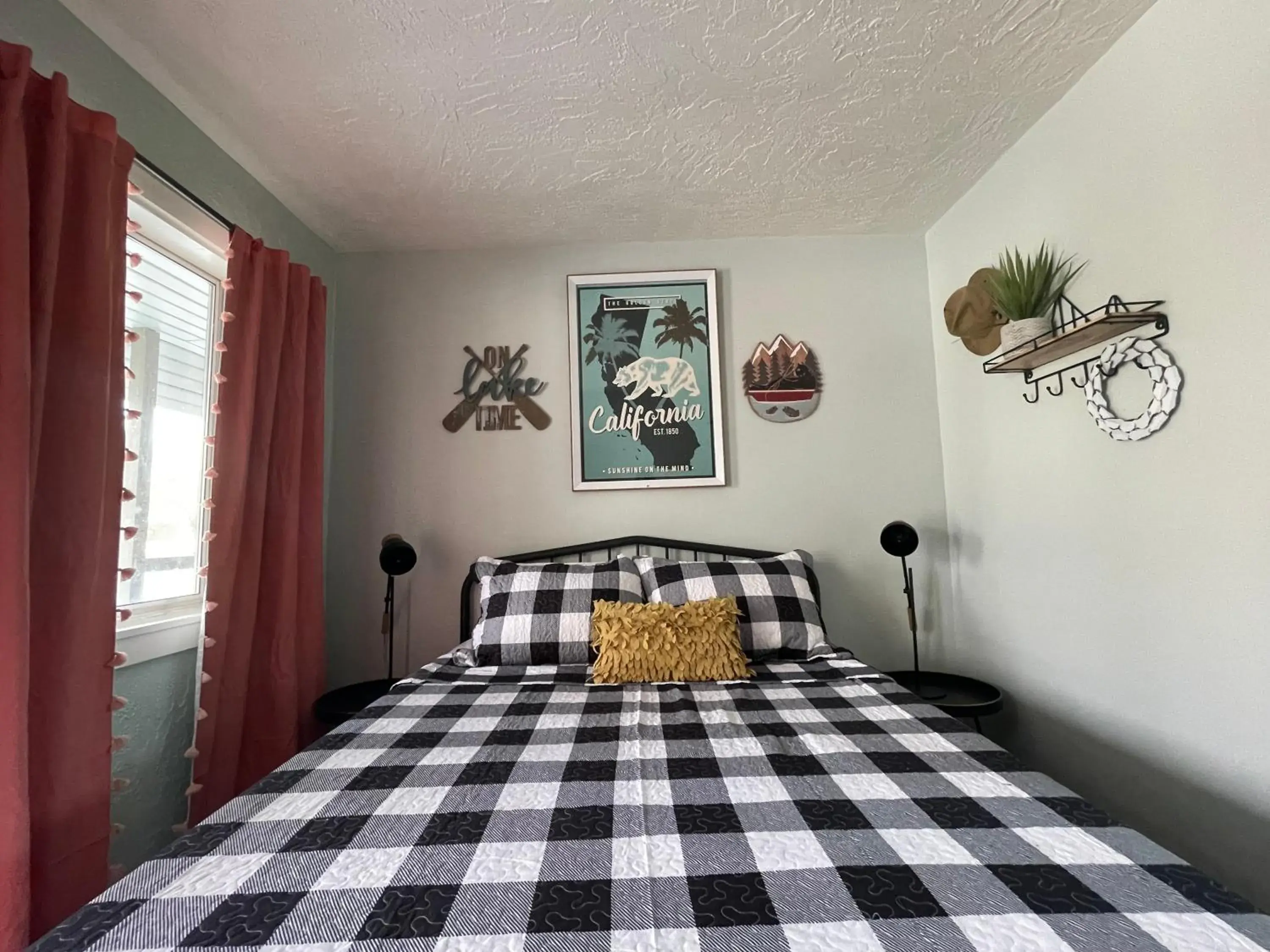 Superior Queen Room in Millz Manor Superior Queen Room in Millz Manor