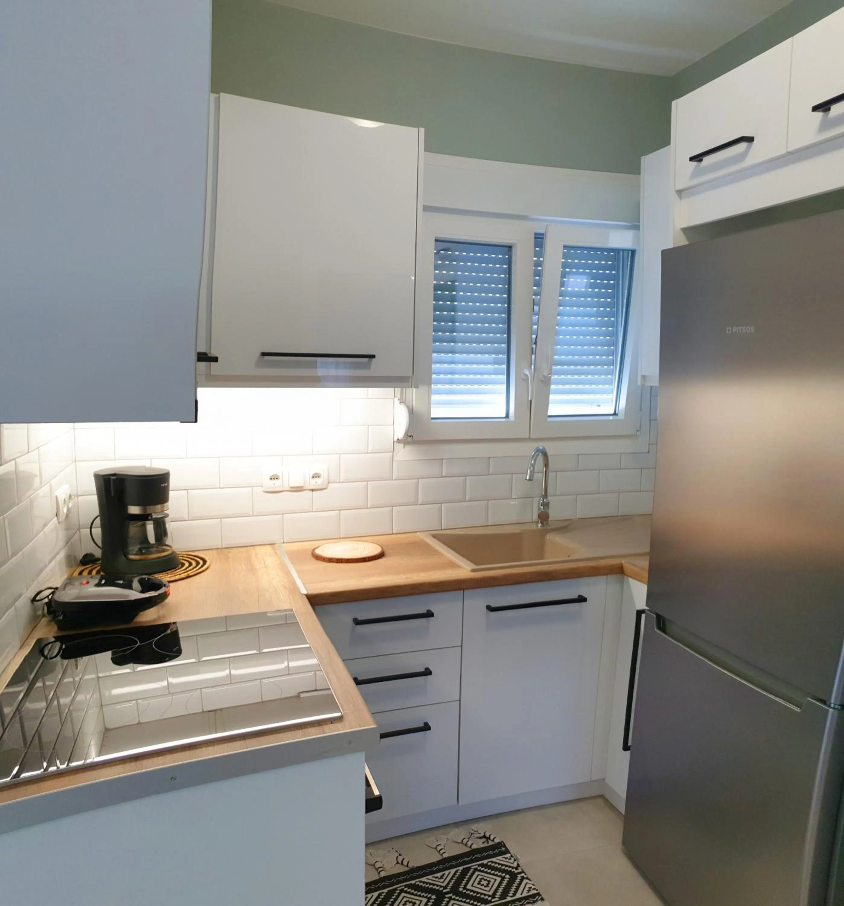 Coffee/tea facilities in Almeta Suites