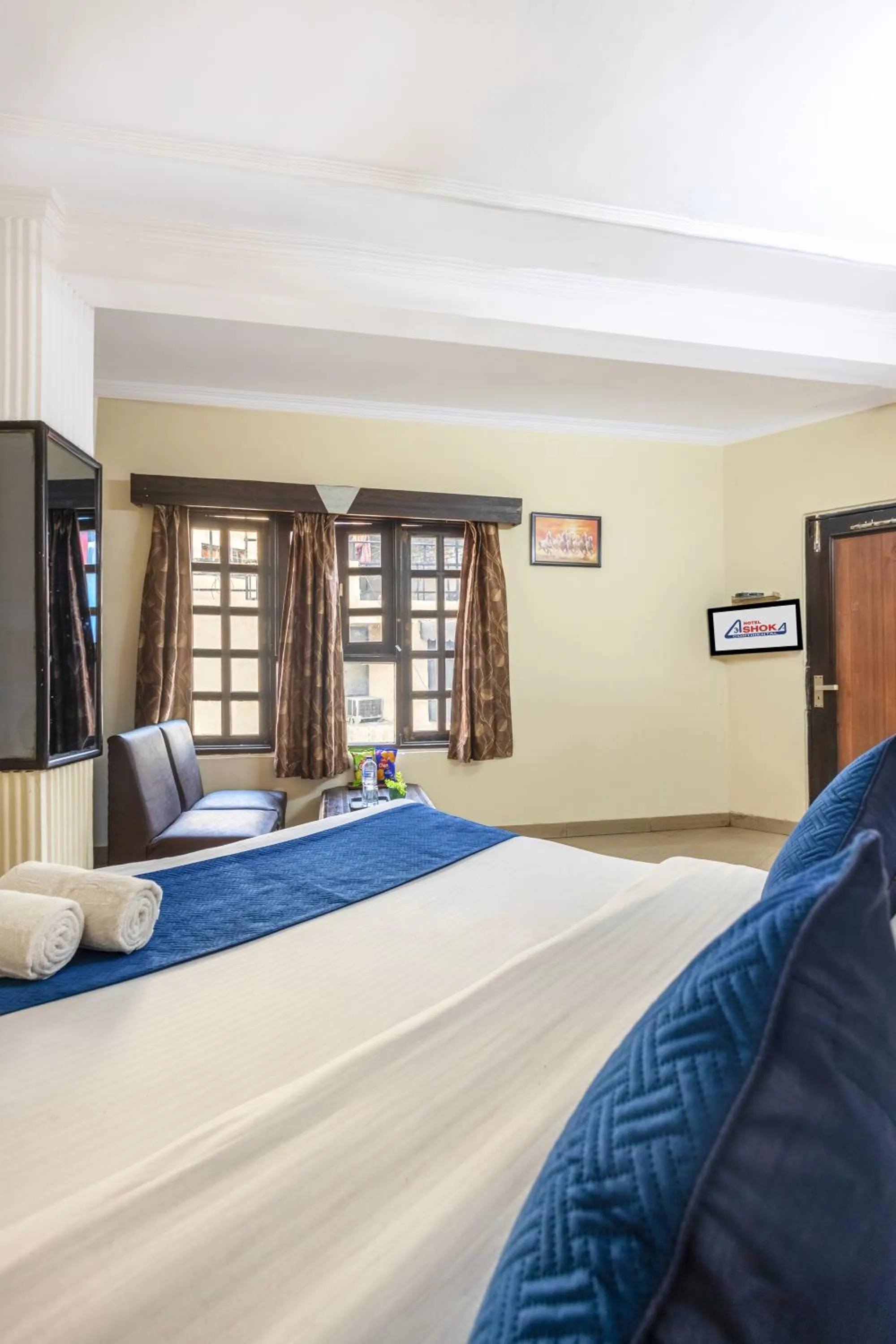 Bedroom, Bed in Hotel Ashoka Continental Near New Delhi Railway station