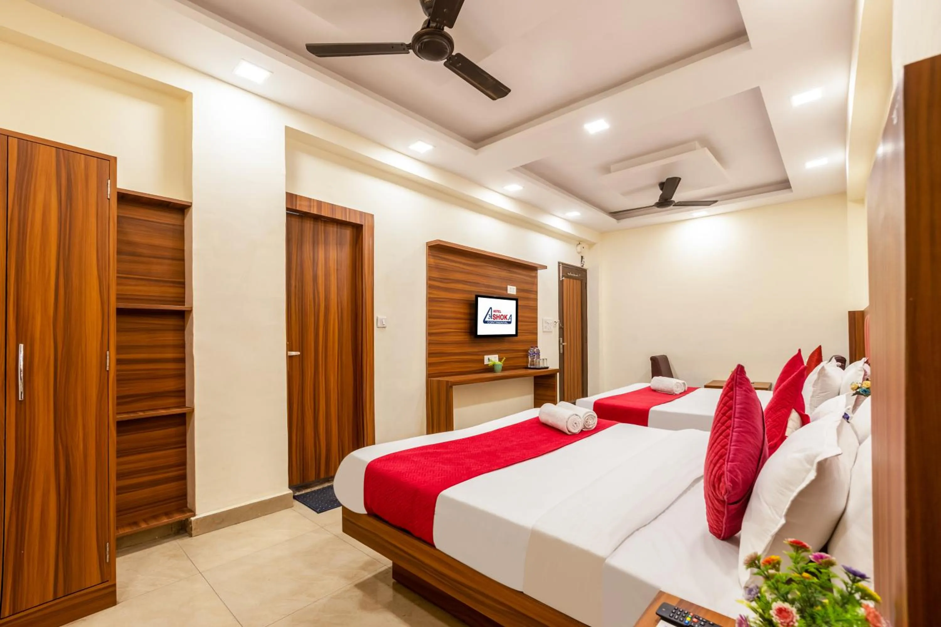 Bedroom, Bed in Hotel Ashoka Continental Near New Delhi Railway station