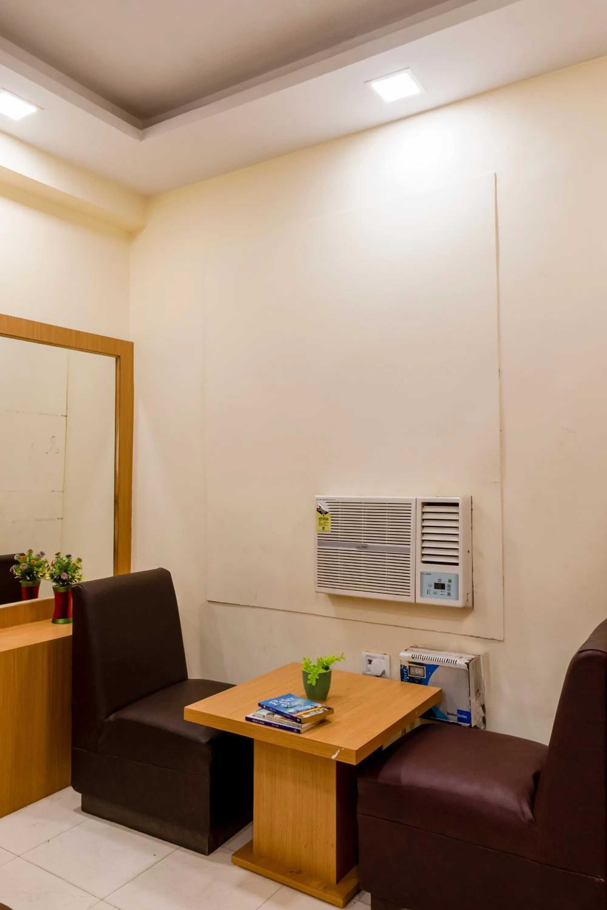 Living room in Hotel Ashoka Continental Near New Delhi Railway station