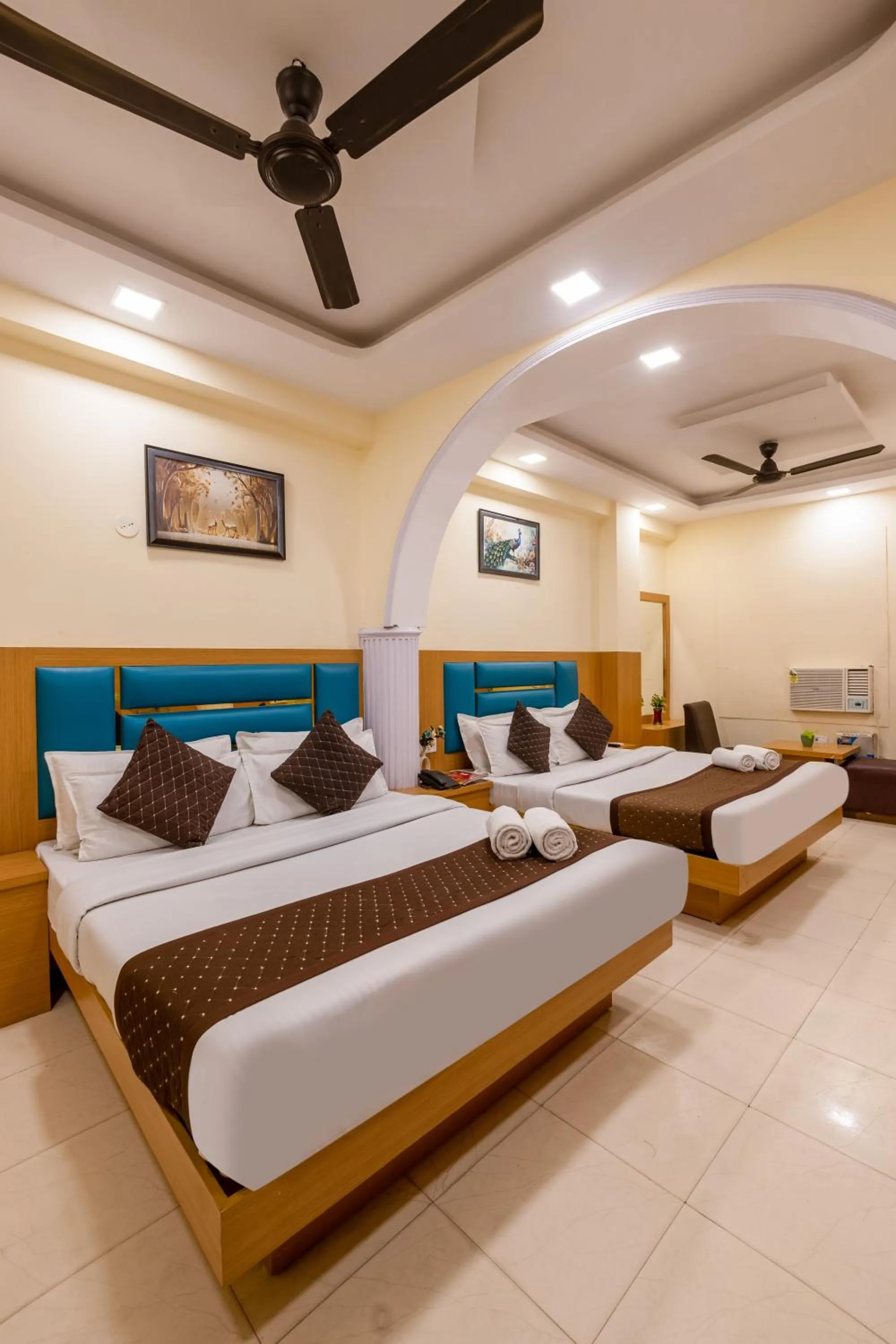 Bedroom, Bed in Hotel Ashoka Continental Near New Delhi Railway station