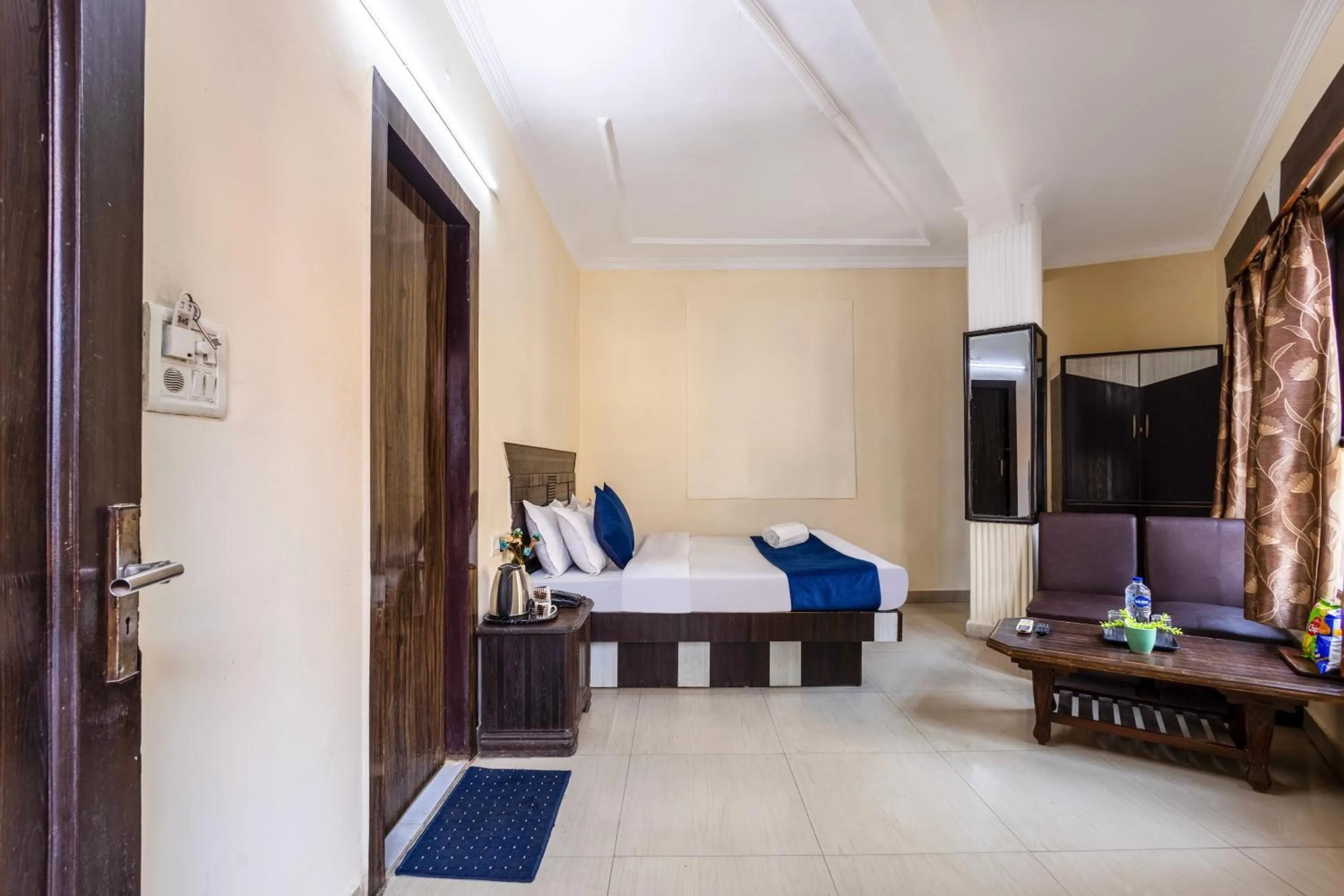 Photo of the whole room, Bed in Hotel Ashoka Continental Near New Delhi Railway station