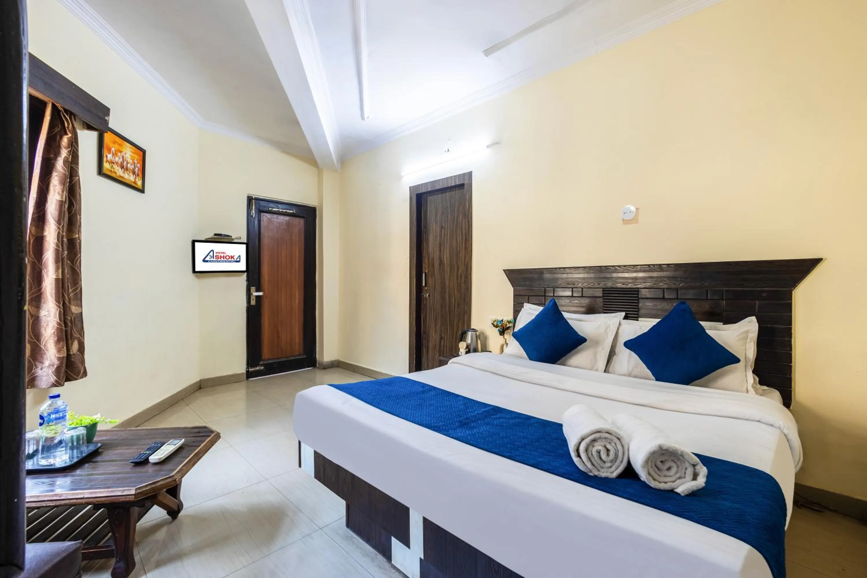 Photo of the whole room, Bed in Hotel Ashoka Continental Near New Delhi Railway station