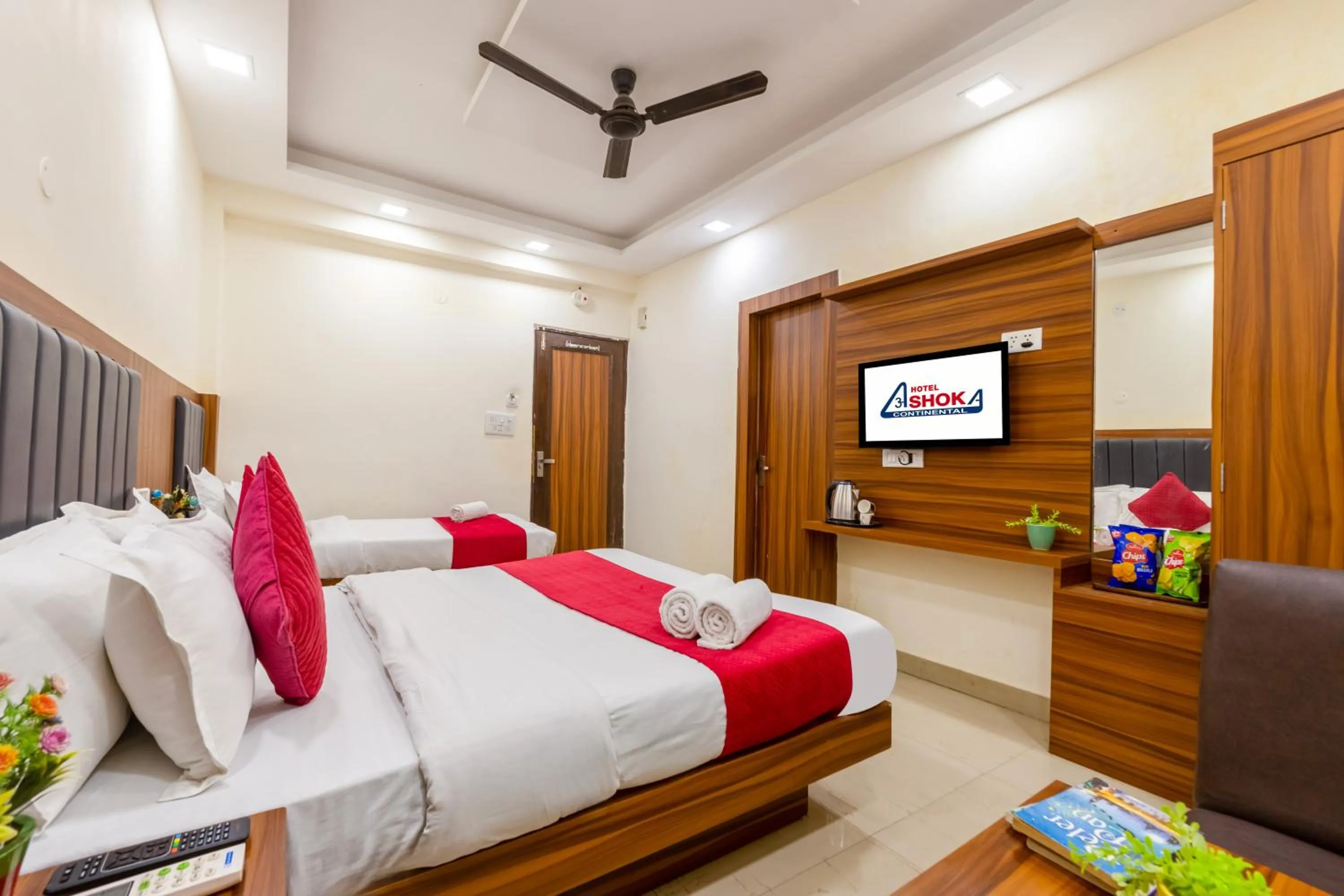 Bedroom, Bed in Hotel Ashoka Continental Near New Delhi Railway station