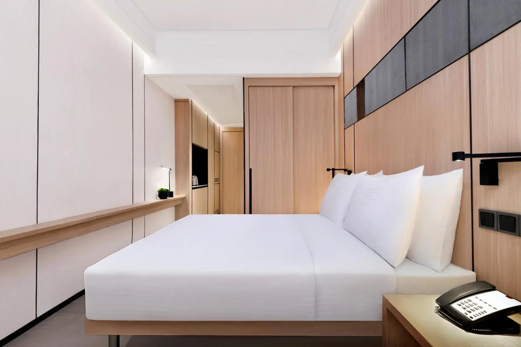 View (from property/room), Bed in Harbour Plaza Metropolitan Shanghai View (from property/room), Bed in Harbour Plaza Metropolitan Shanghai