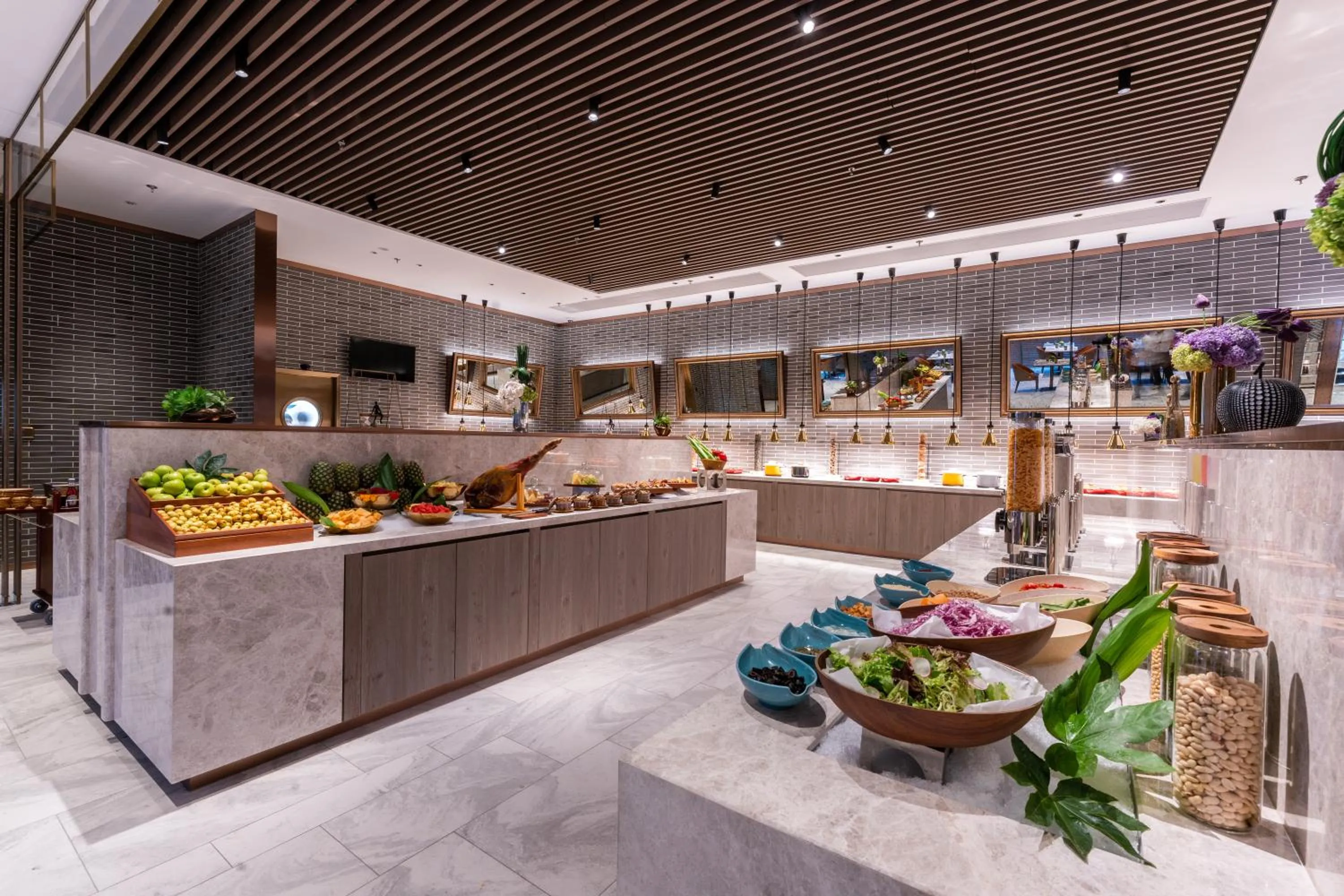 Restaurant/places to eat in Harbour Plaza Metropolitan Shanghai