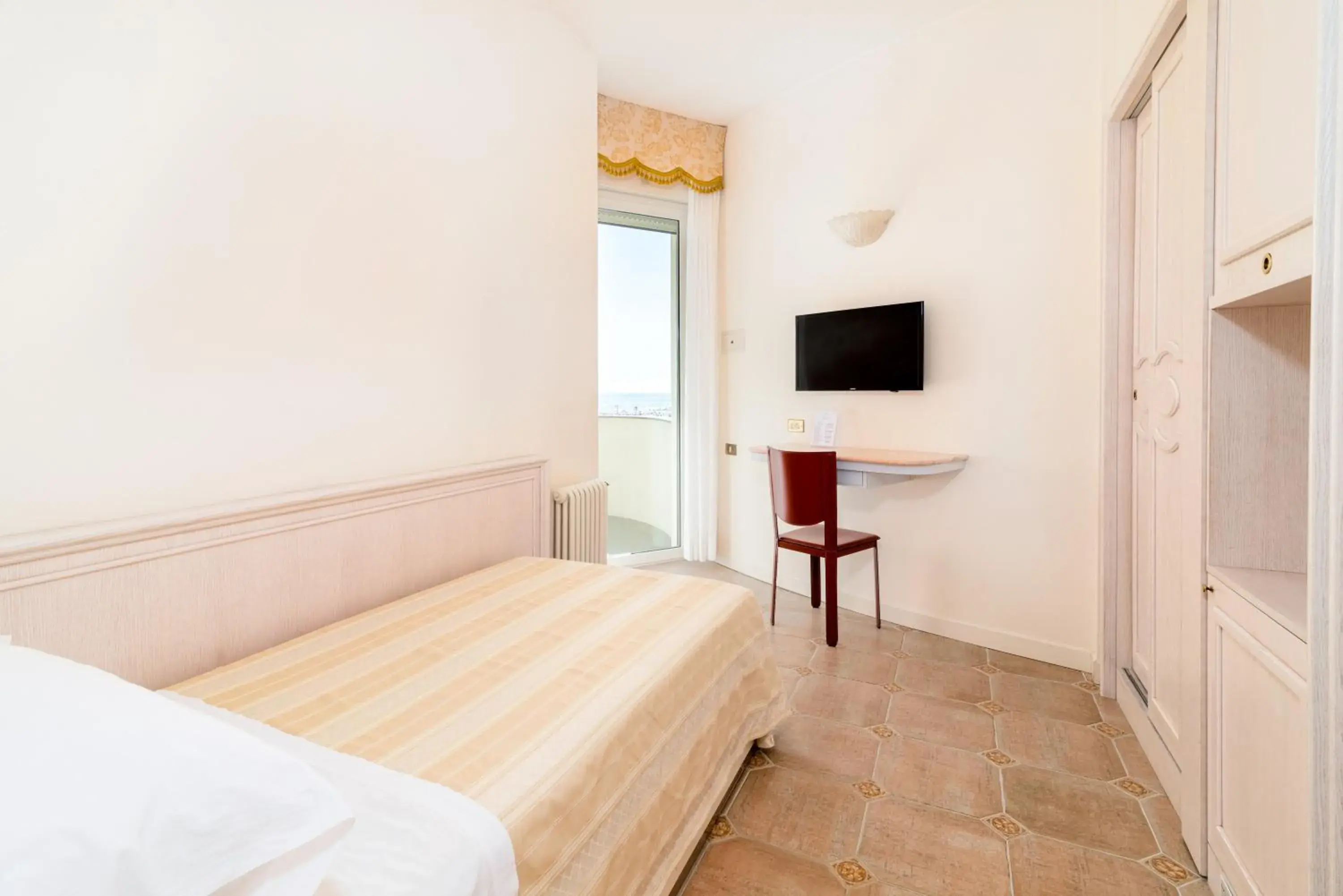 Bedroom, Bed in Universal Hotel Bedroom, Bed in Universal Hotel