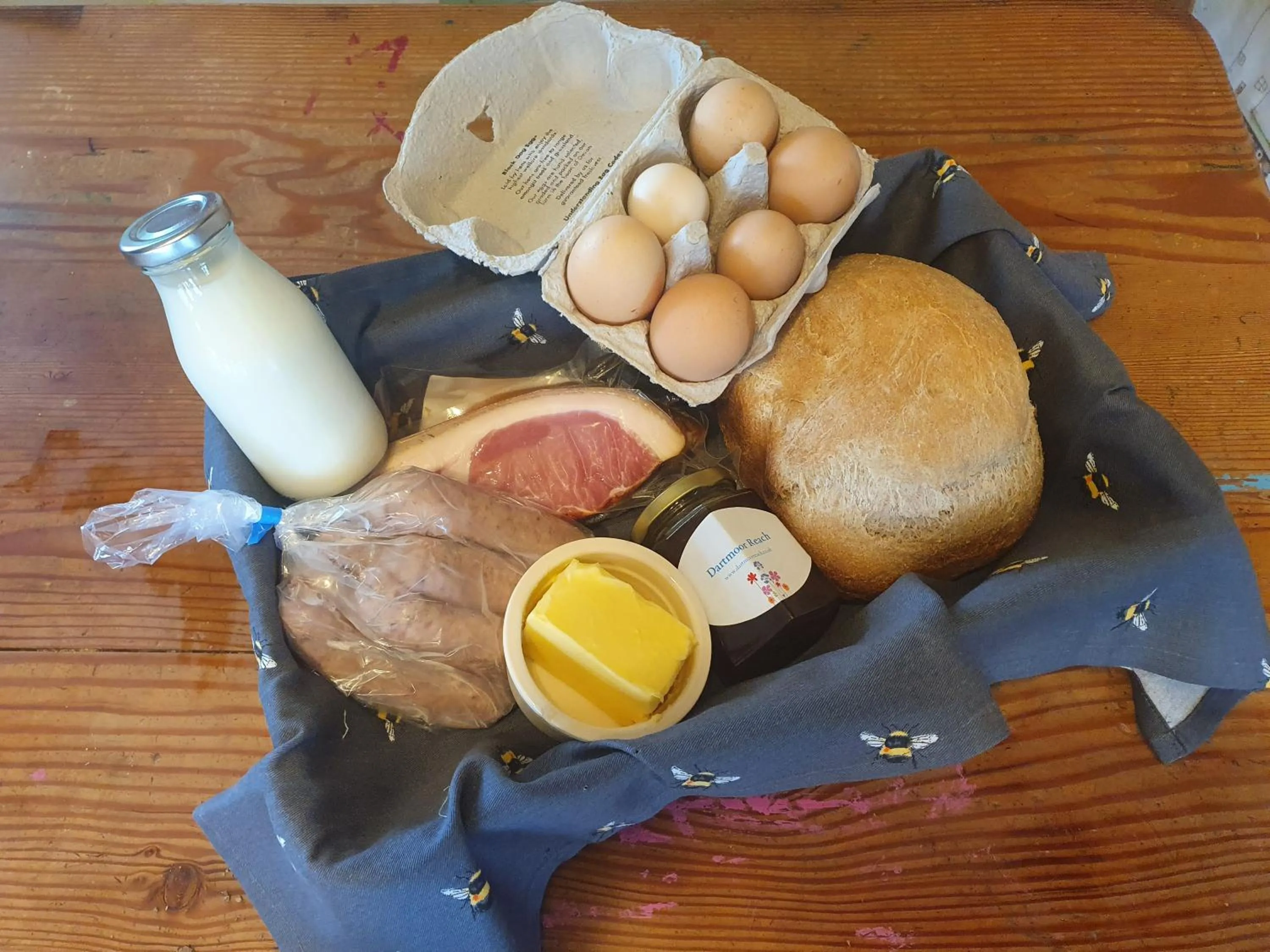 Food and drinks in Double Decker Bus on an Alpaca Farm sleeps 8