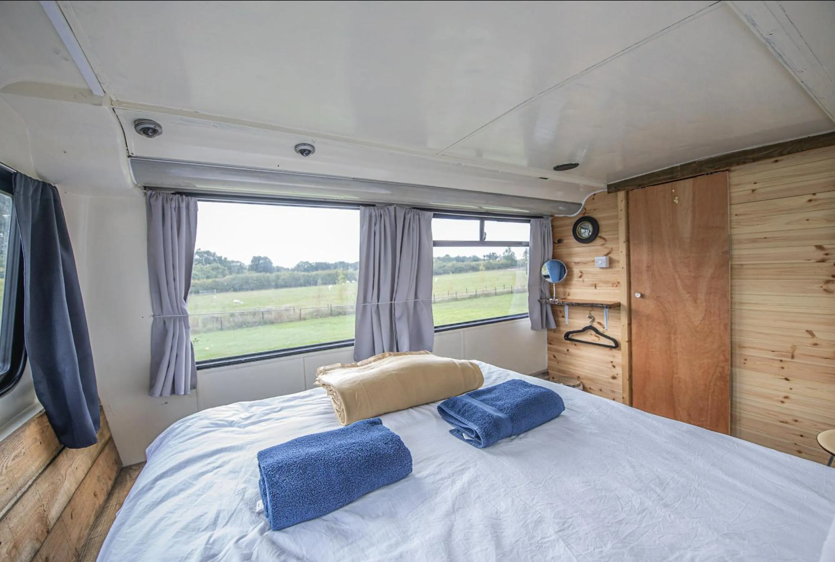 Bedroom, Bed in Double Decker Bus on an Alpaca Farm sleeps 8