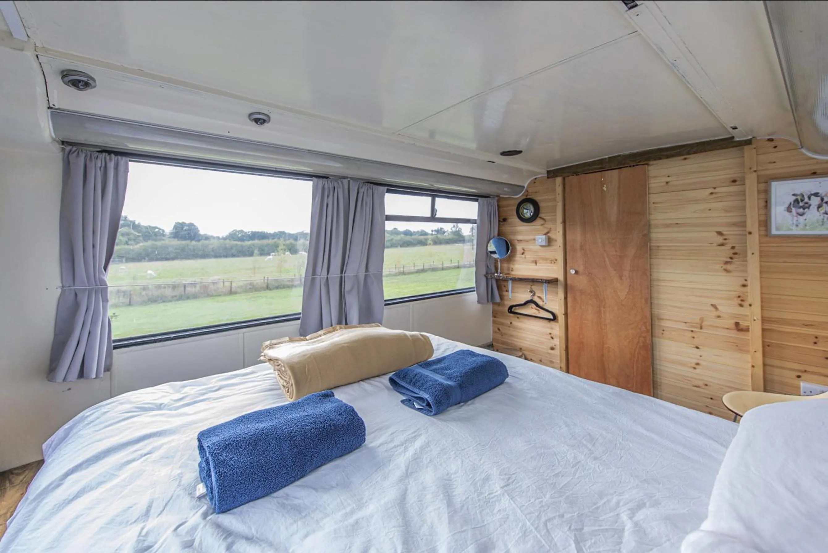 Bedroom, Bed in Double Decker Bus on an Alpaca Farm sleeps 8