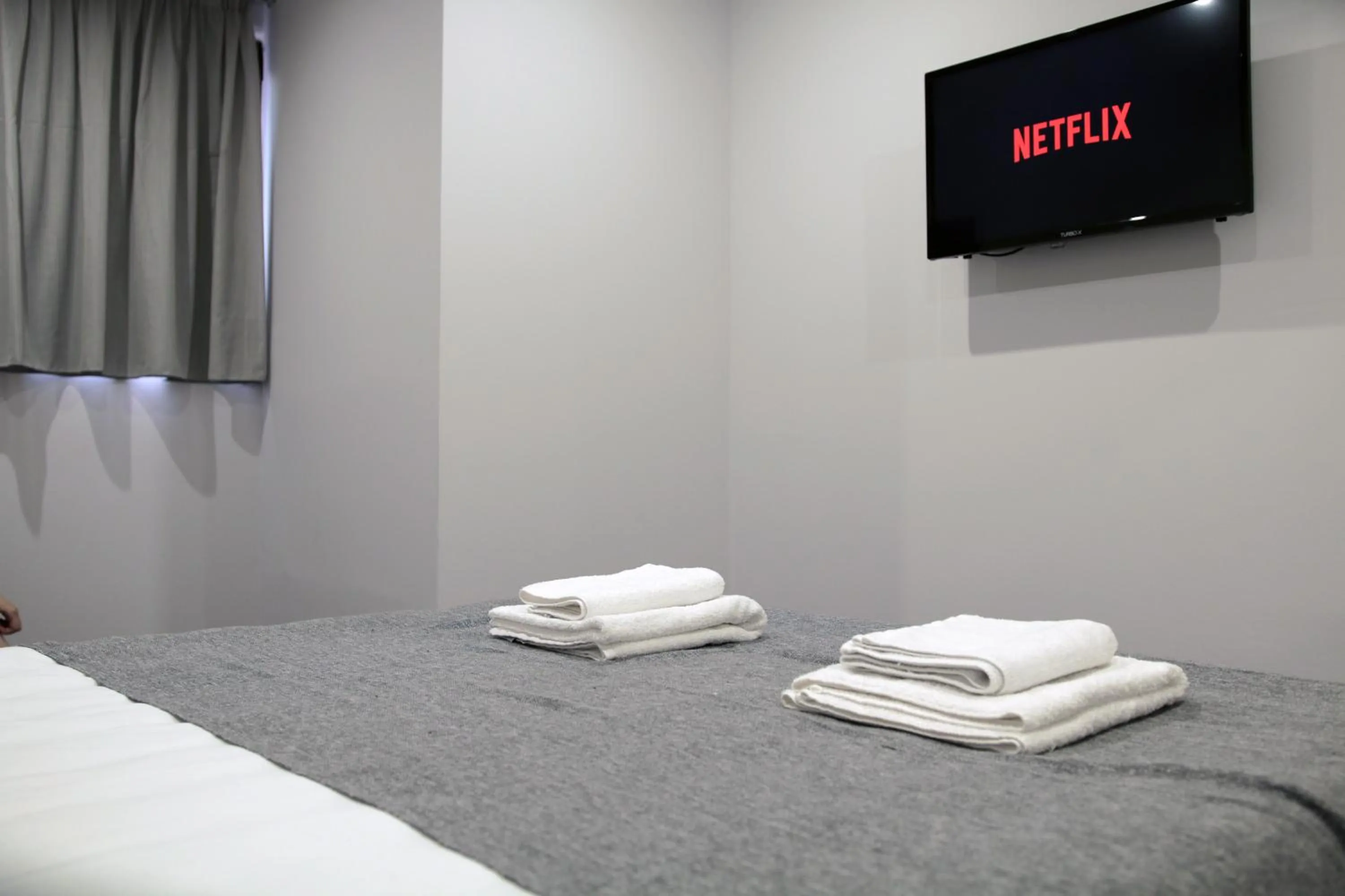 Communal lounge/ TV room, Bed in Navitas House