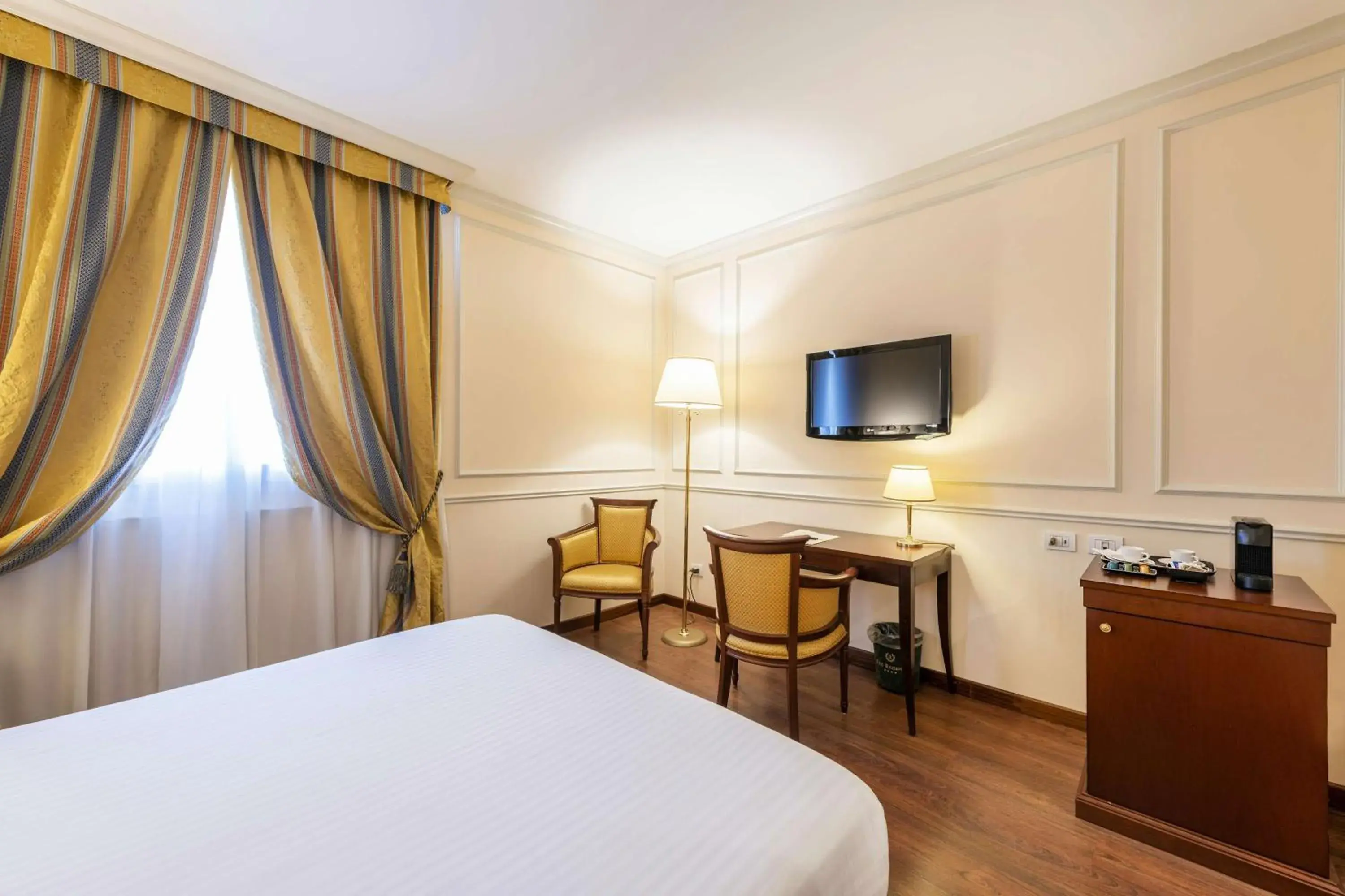 Coffee/tea facilities, Bed in The Regency Sure Hotel Collection by Best Western Coffee/tea facilities, Bed in The Regency Sure Hotel Collection by Best Western