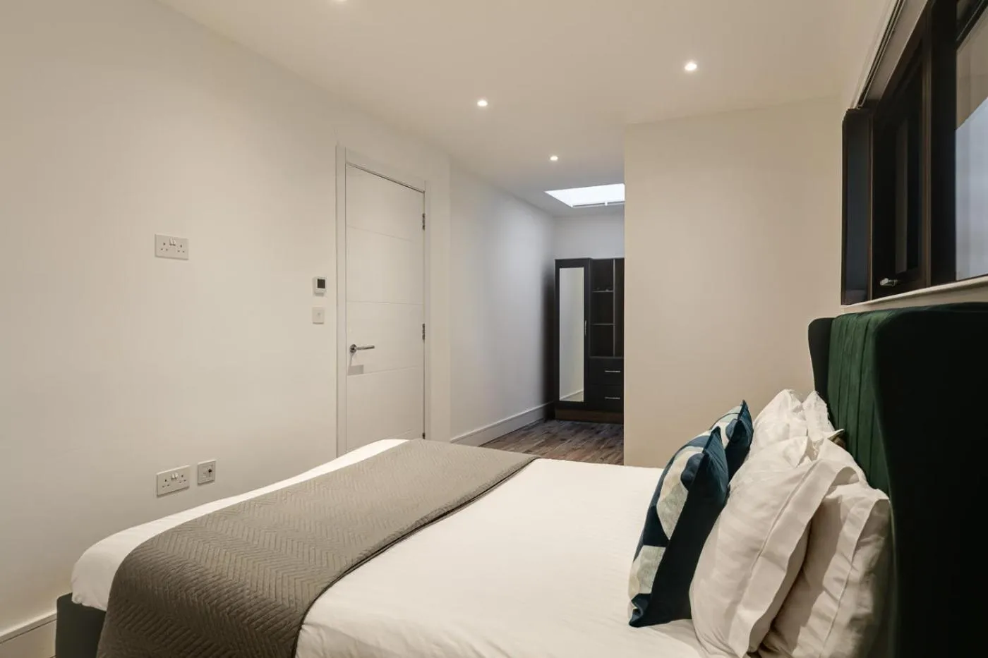 Photo of the whole room in Charles Hope London Brentford