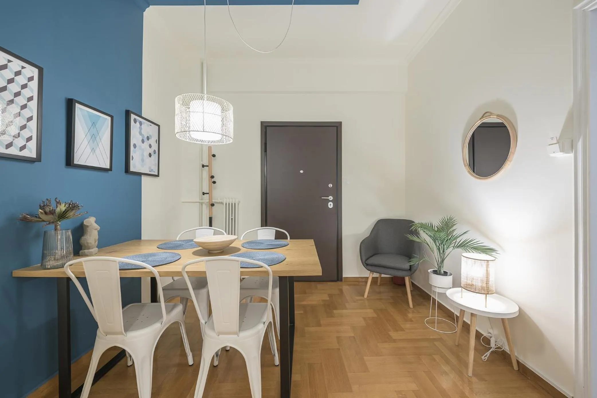 Dining area in City Suite by Cloudkeys