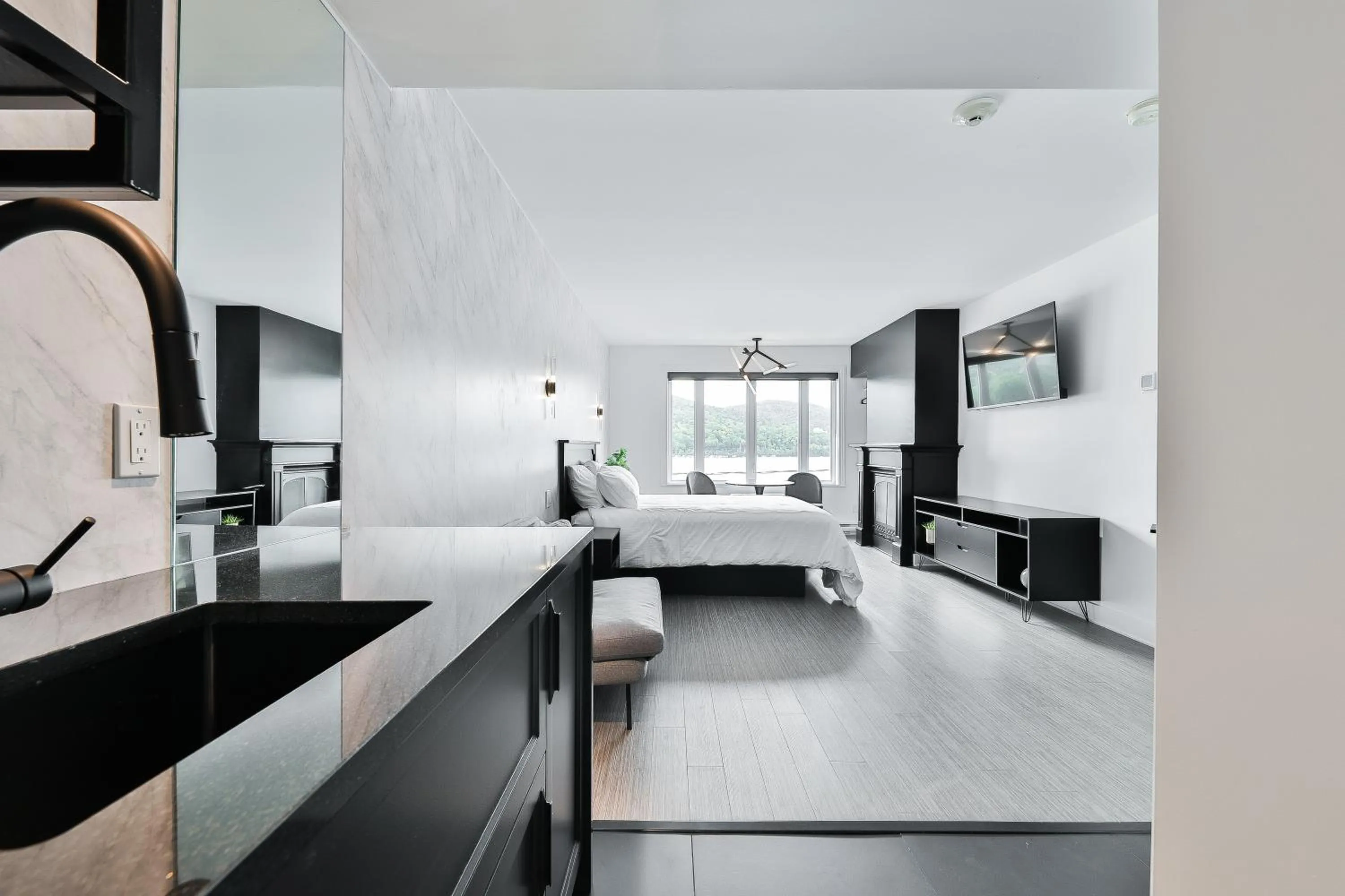 Photo of the whole room, Bed in Auberge du Lac des Sables