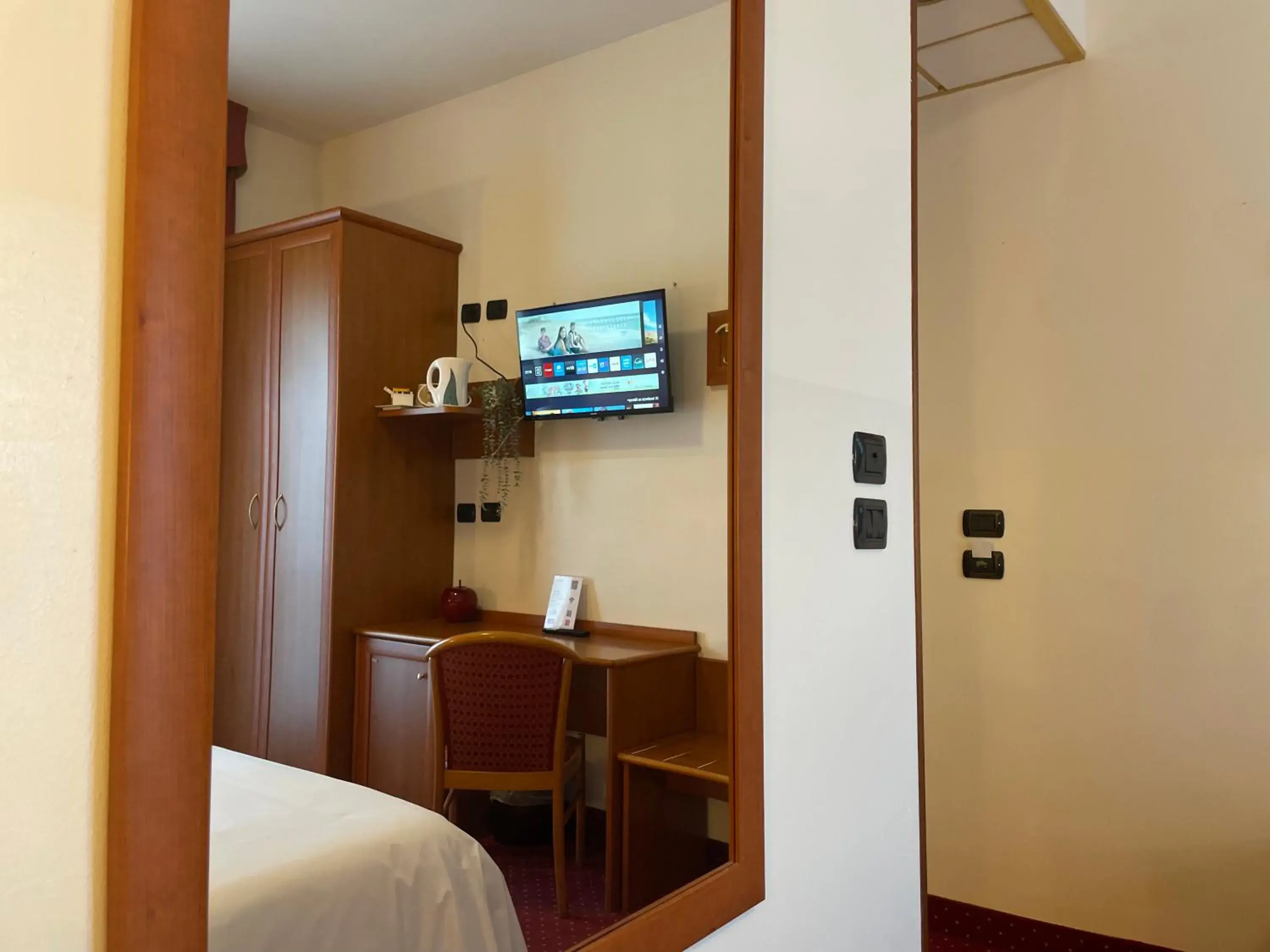 TV and multimedia, Bed in Vald Hotel TV and multimedia, Bed in Vald Hotel