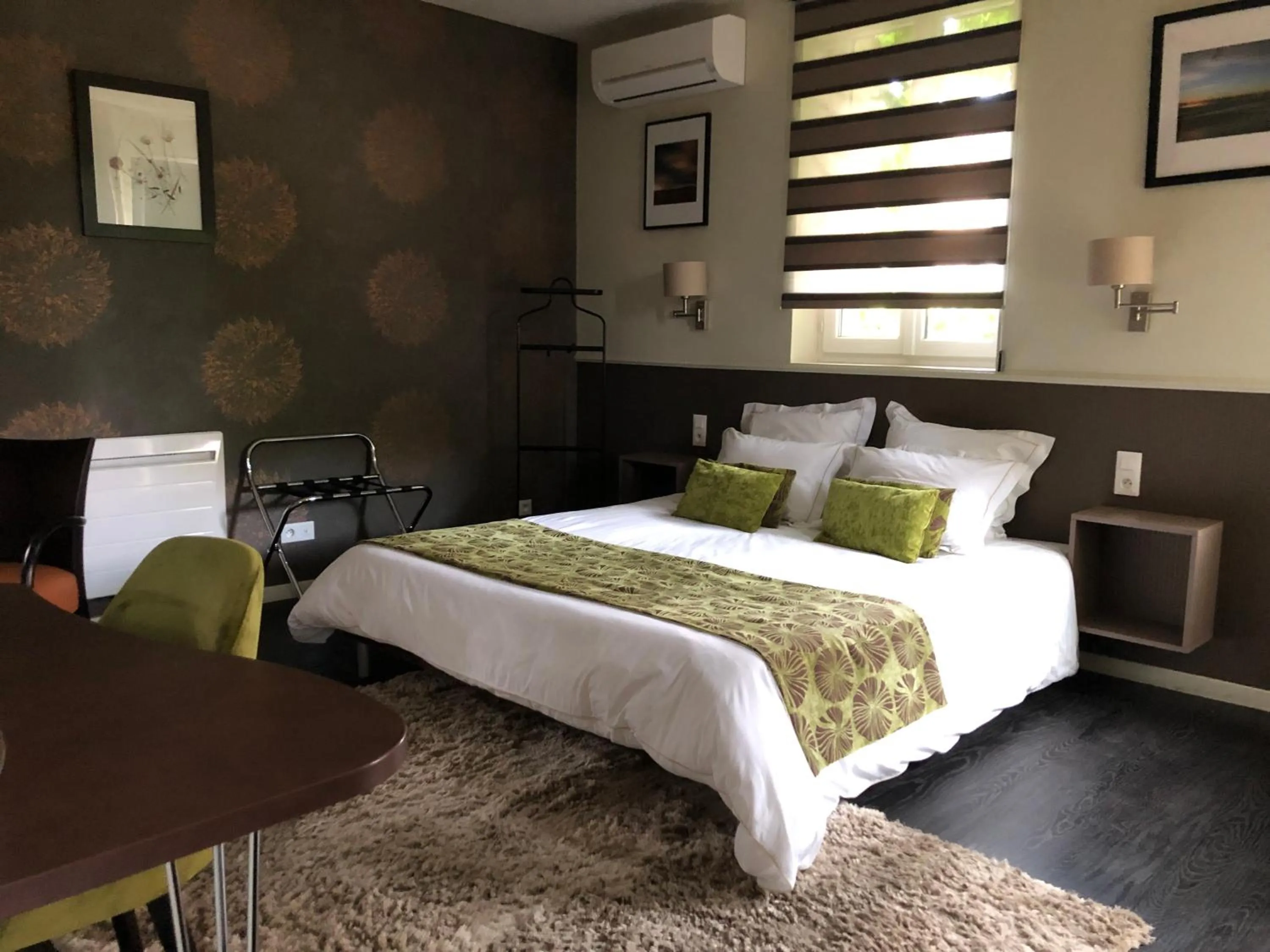 Bed in L'Hostellerie d'Acquigny