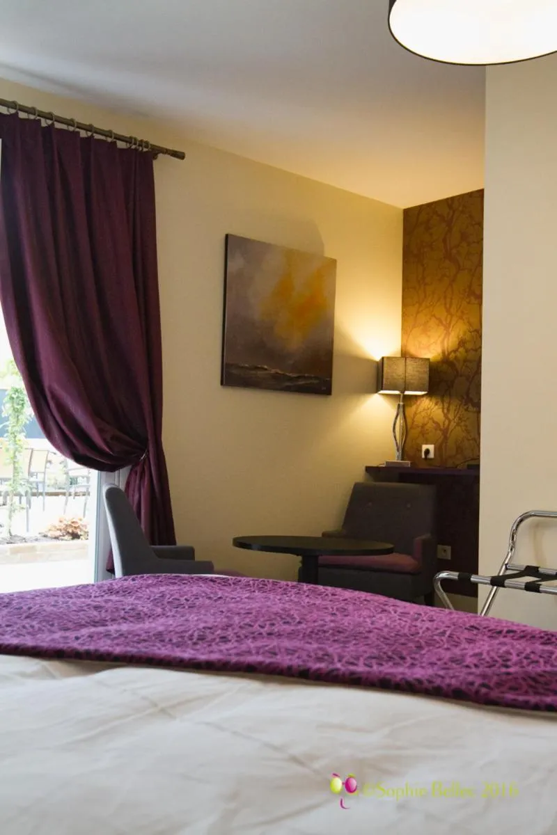 Text overlay, Bed in L'Hostellerie d'Acquigny