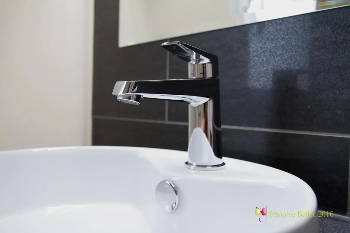 Text overlay in L'Hostellerie d'Acquigny