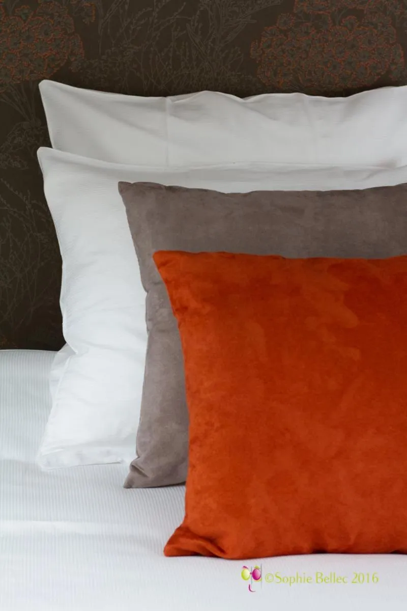 Text overlay, Bed in L'Hostellerie d'Acquigny