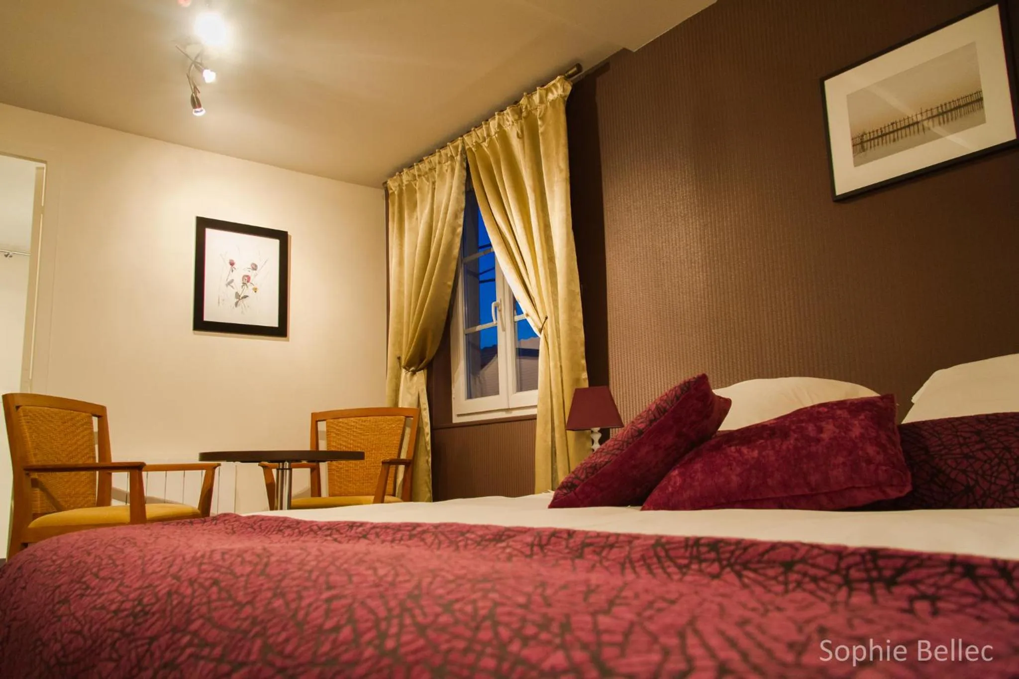 Bedroom, Bed in L'Hostellerie d'Acquigny