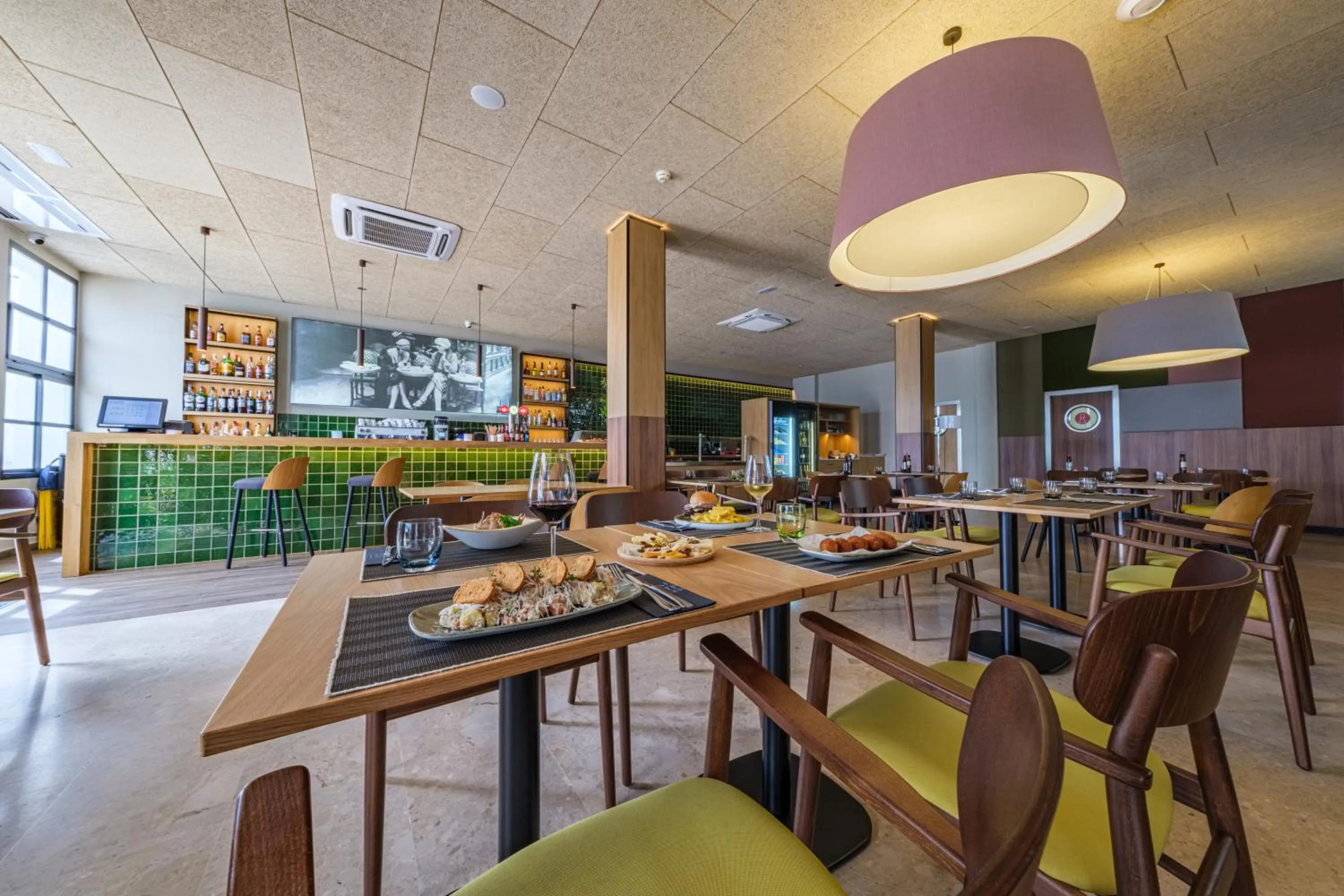 Restaurant/places to eat in Oassium Hotel - Adults Only