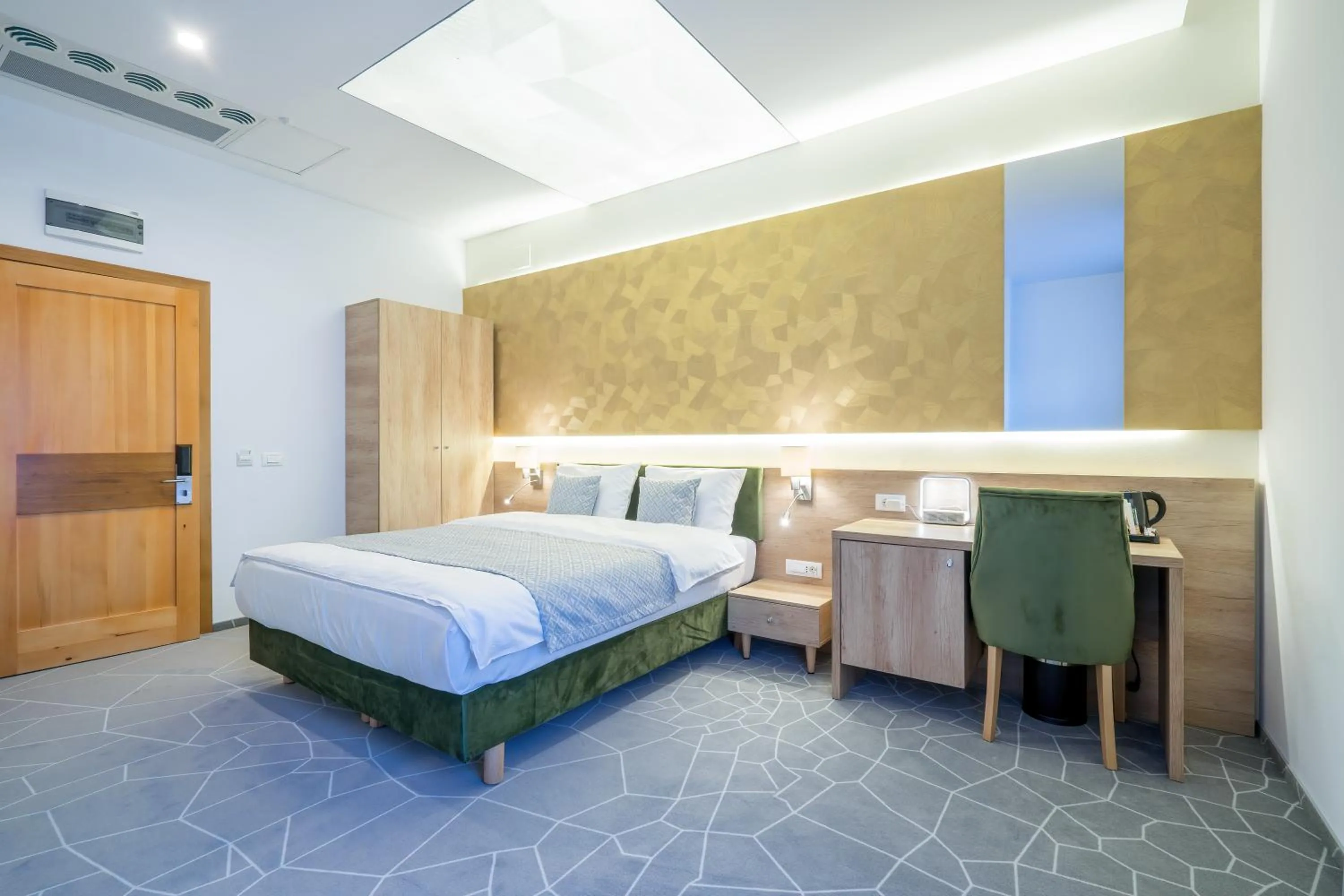 Photo of the whole room, Bed in Hotel Console